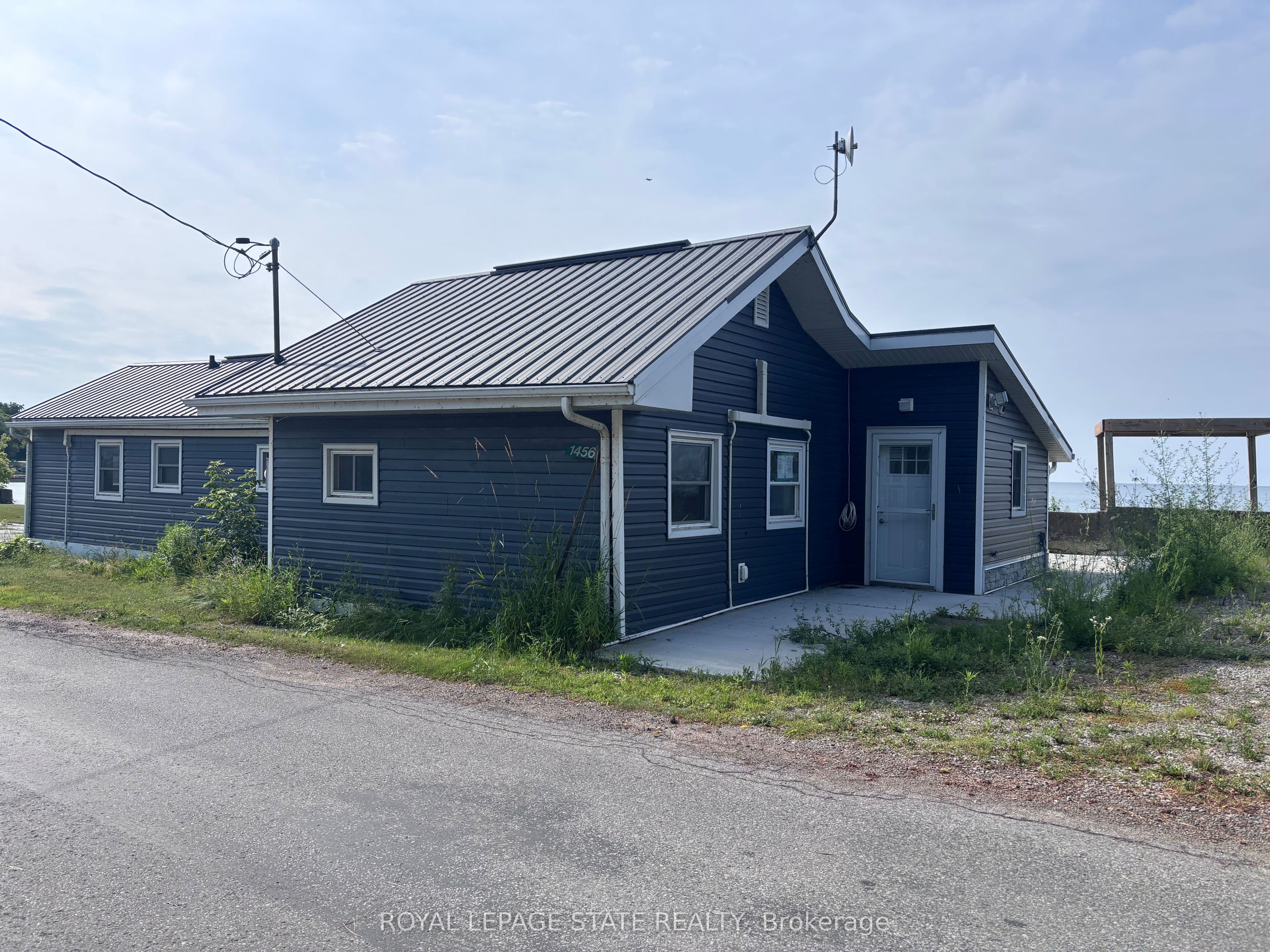 1456 Lakeshore Road photo 1