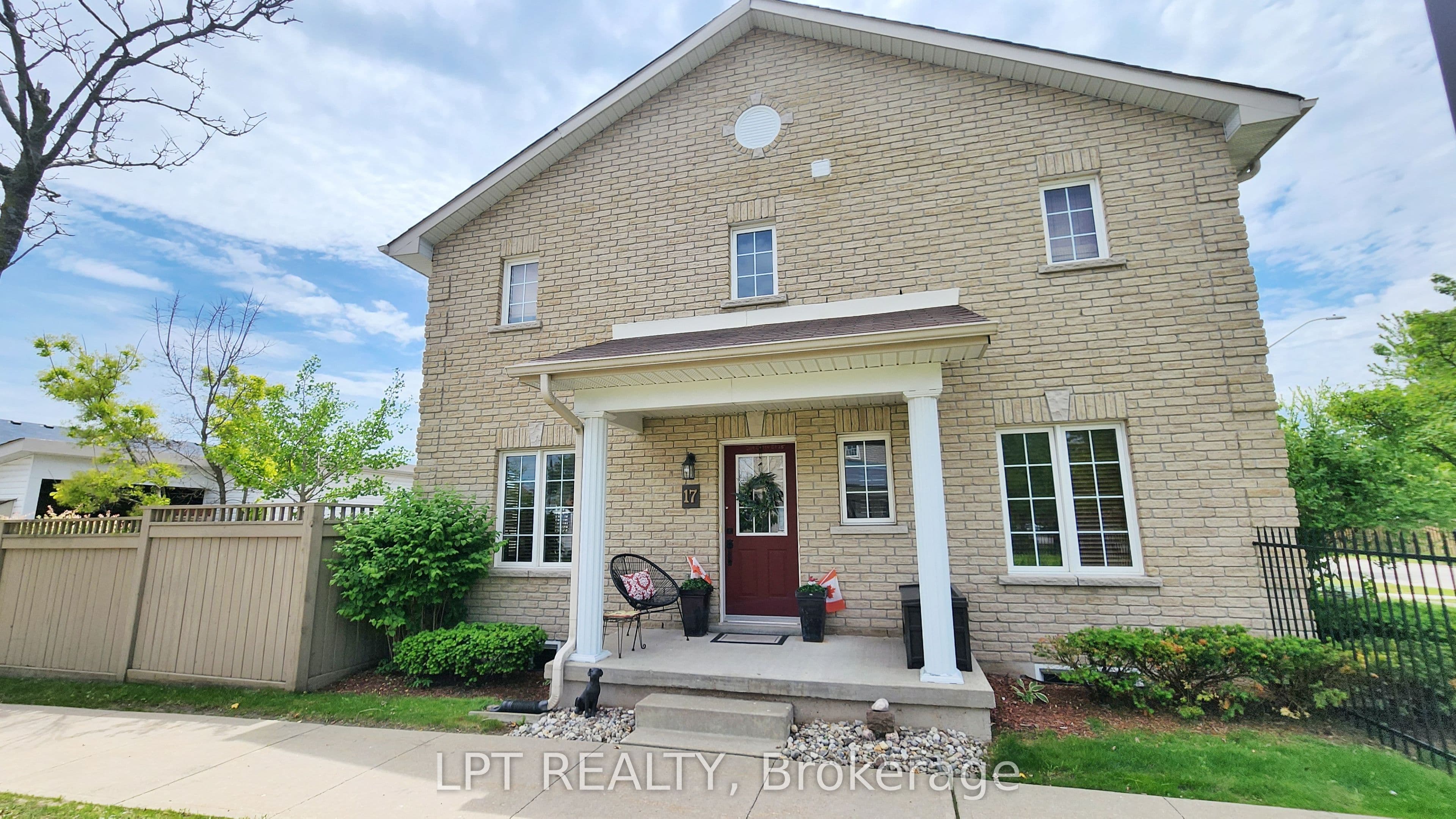 17 Silver Maple Crescent photo 1
