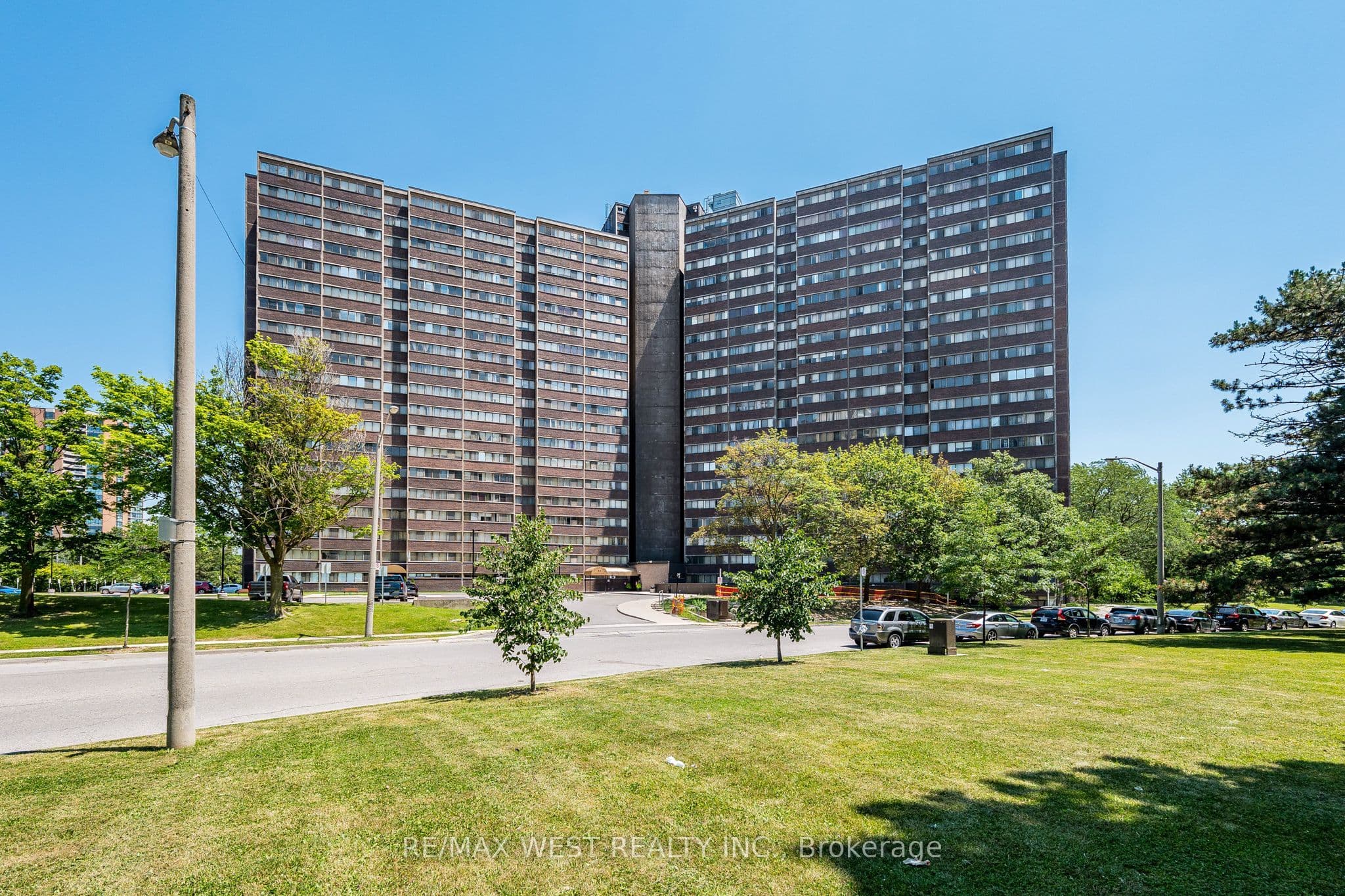 Unit 1104 11 Wincott Drive photo 1