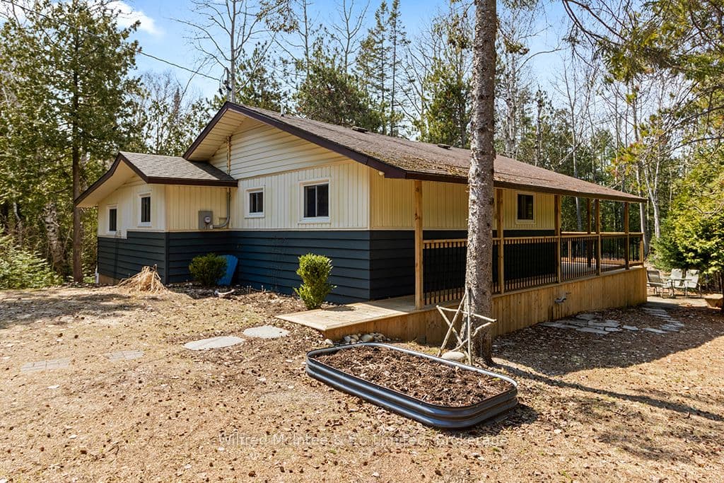 55 Thompson Avenue photo 1