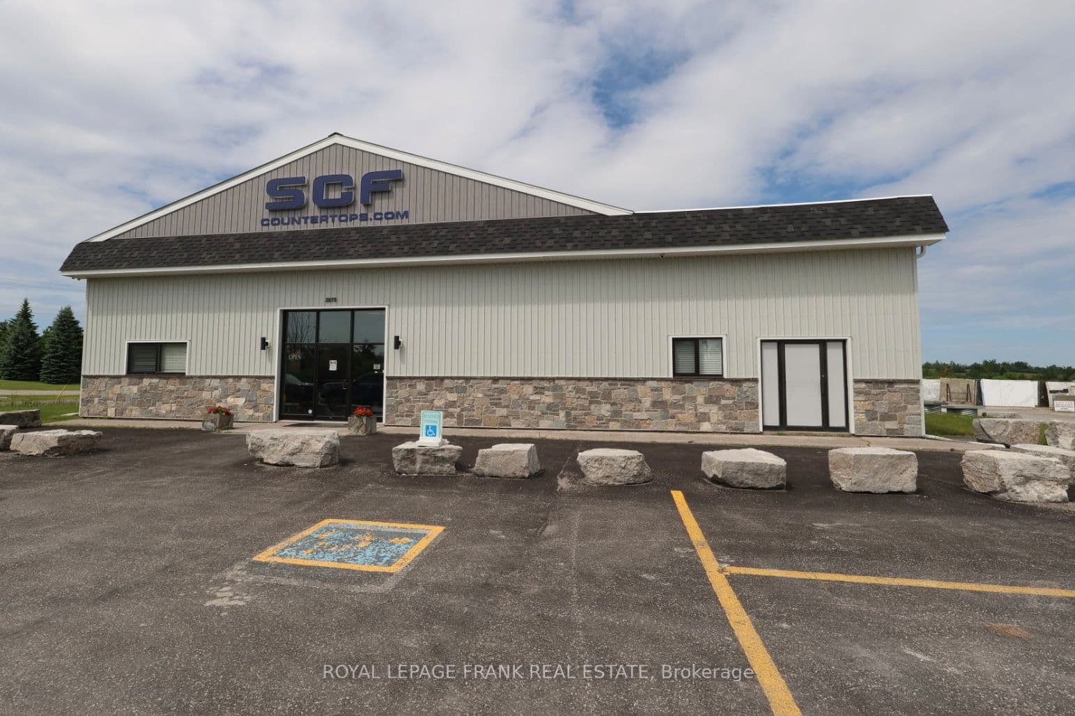 2075 Davis Road photo 1