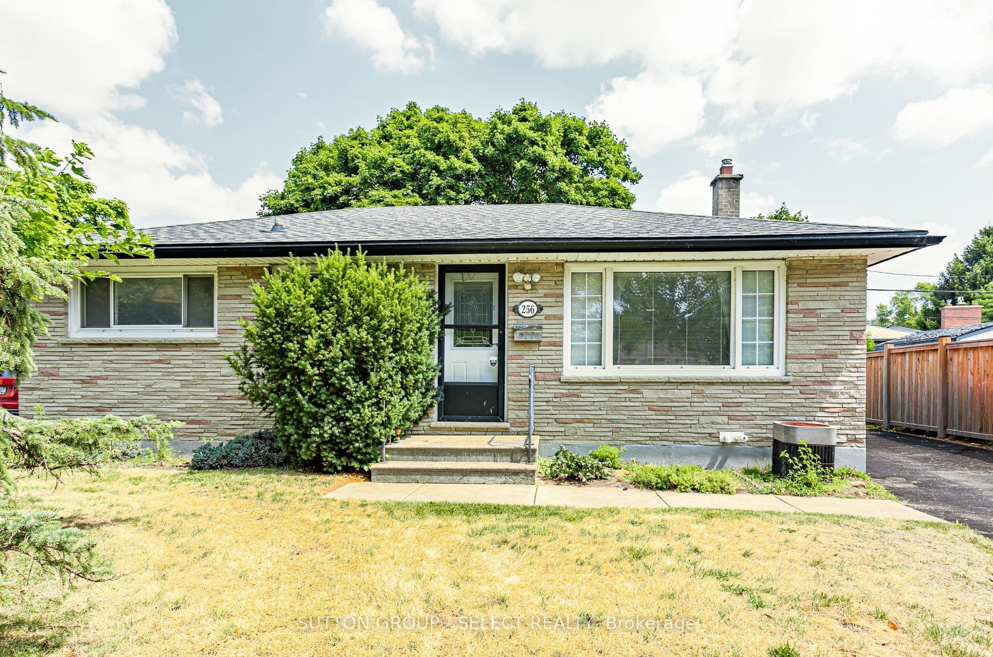 256 Tweedsmuir Avenue photo 1