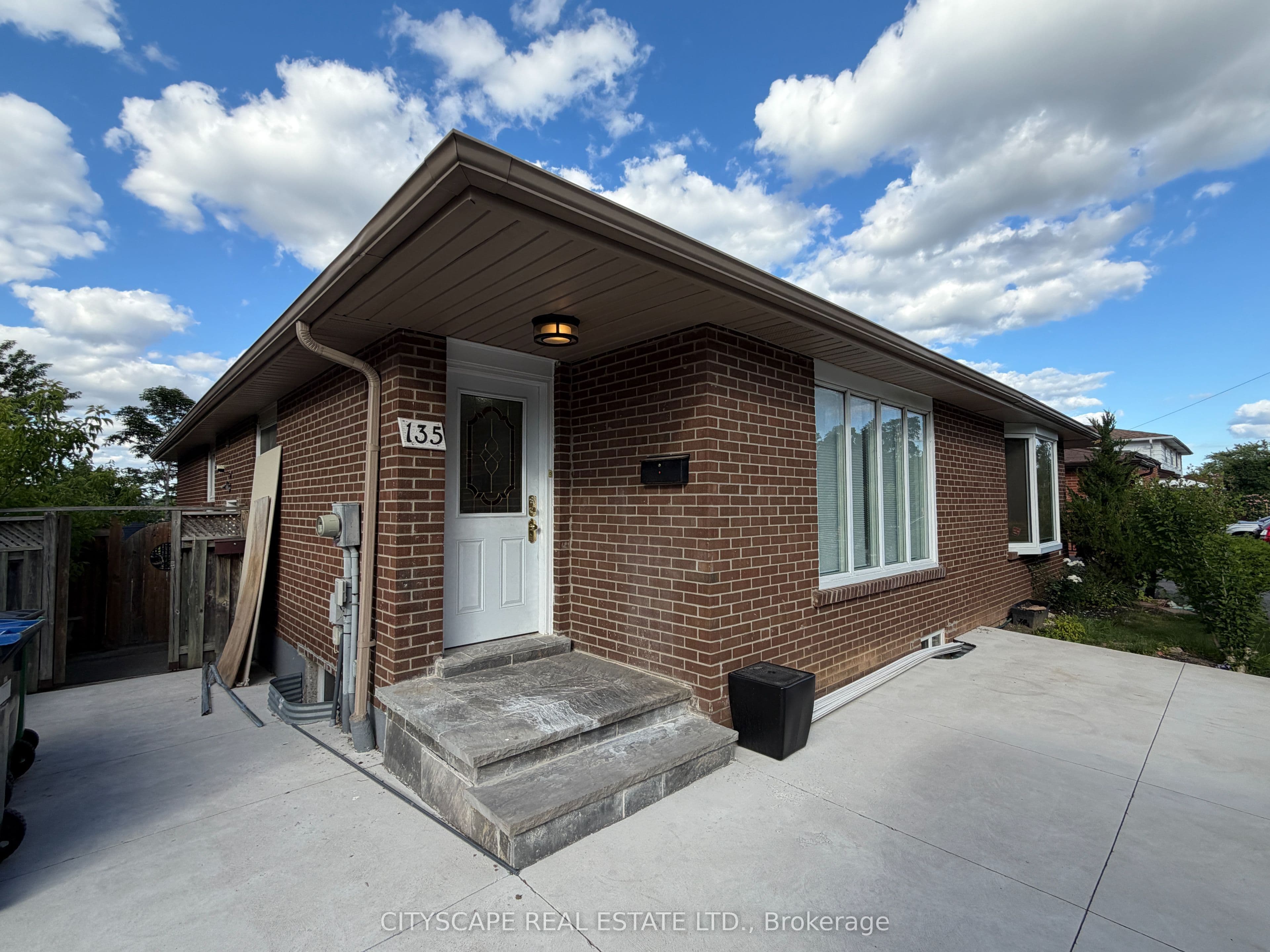 Unit Upper 135 Bonham Boulevard photo 1