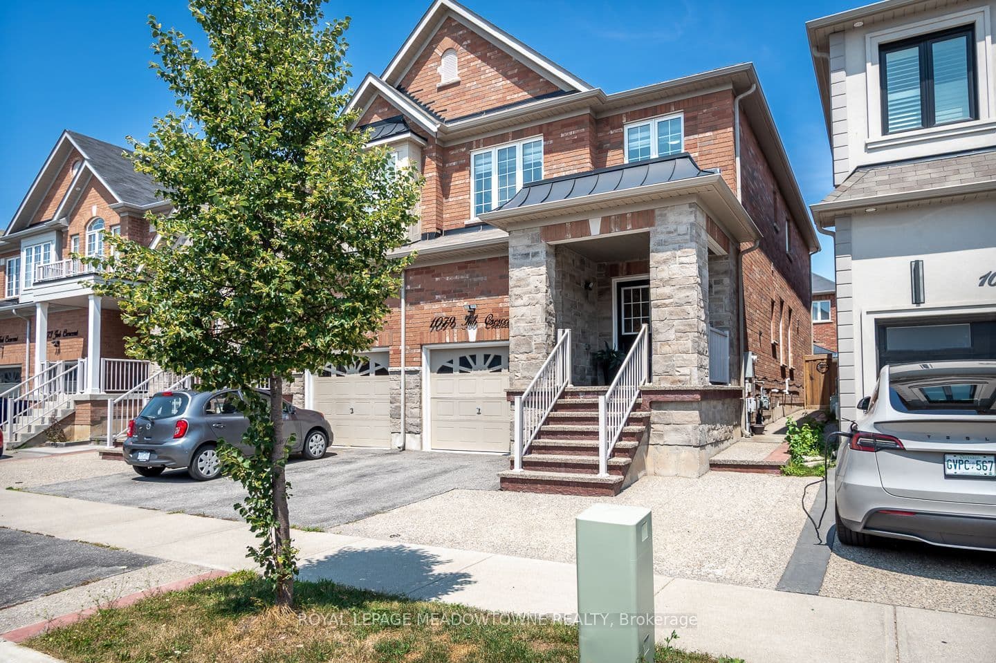 1079 Job Crescent photo 1