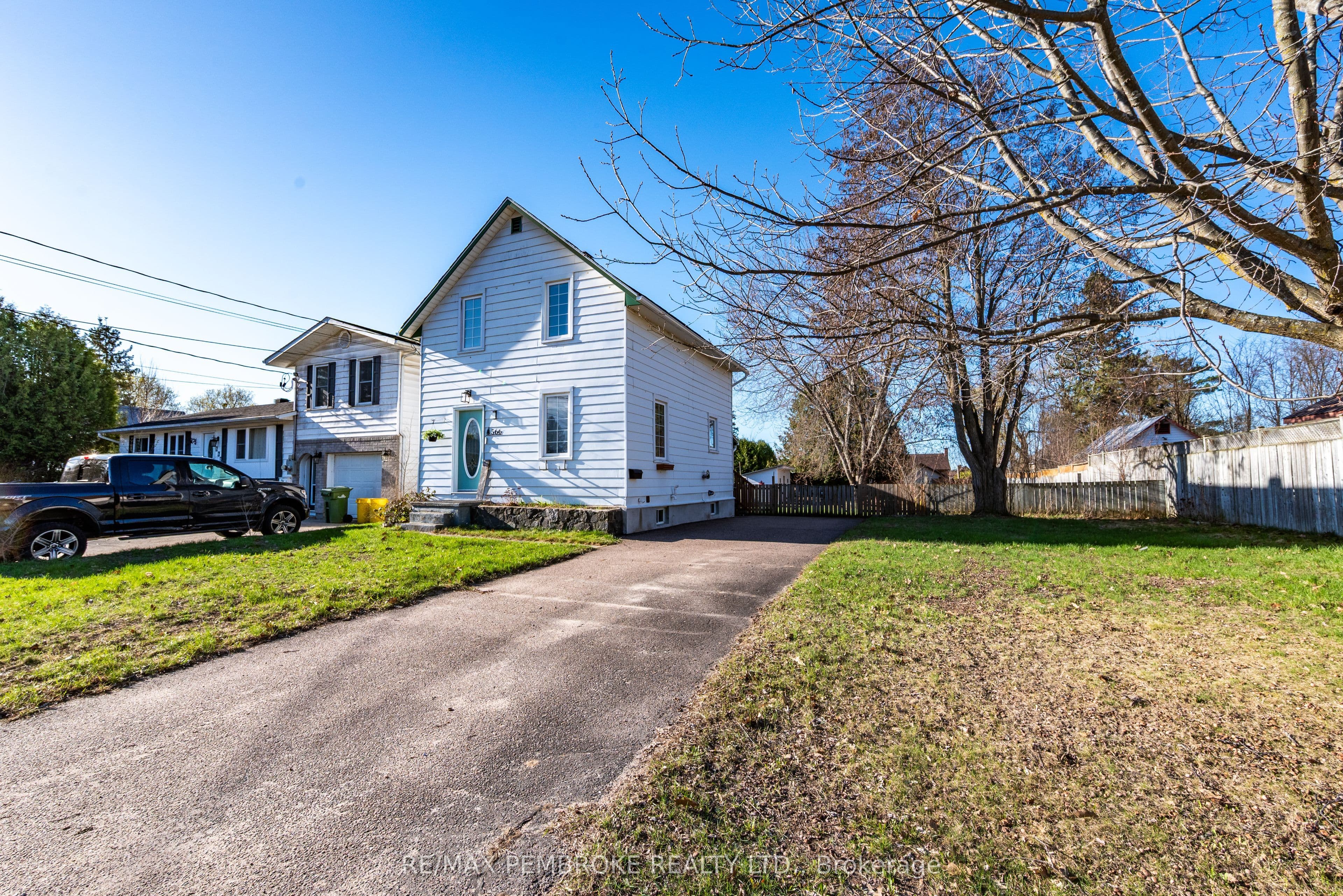 566 Perth Street photo 1