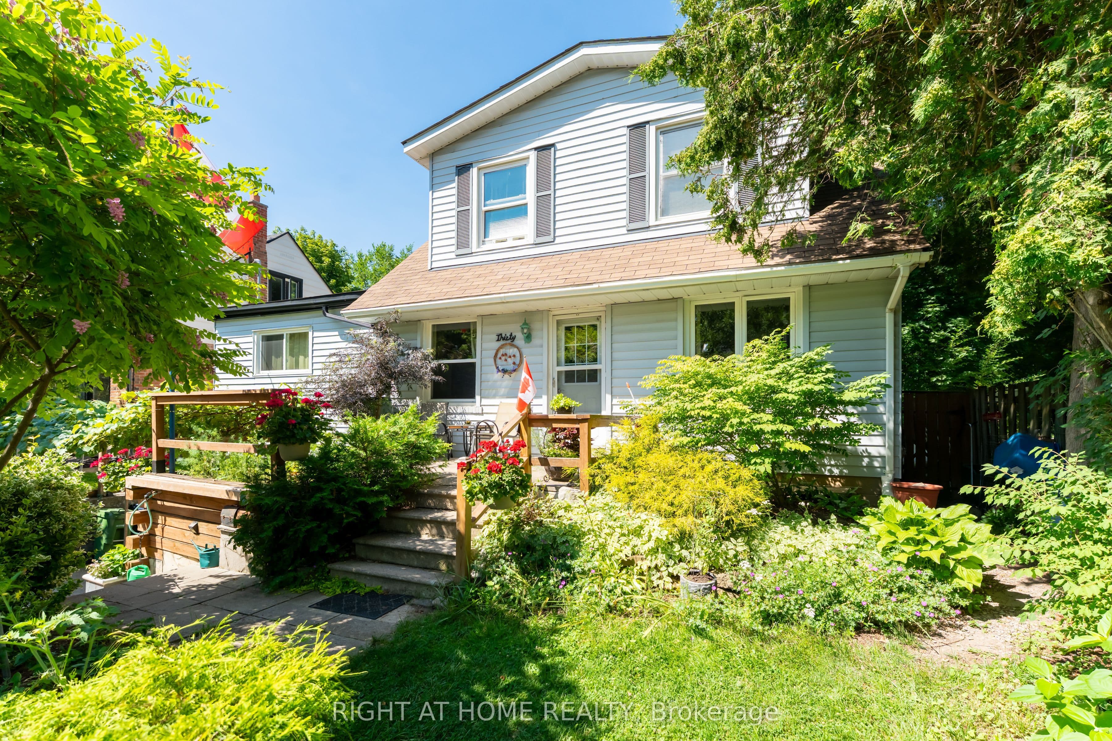 30 Allister Avenue photo 1