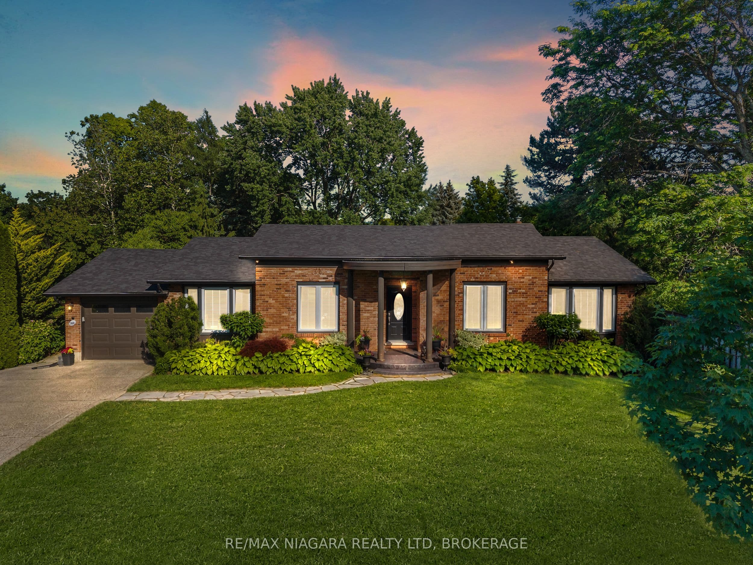 360 DORCHESTER Street photo 1