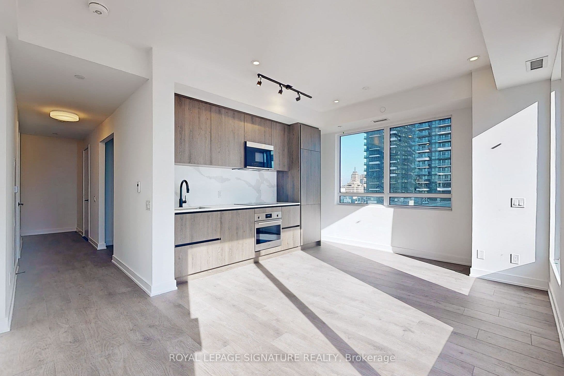 Unit 1506 108 Peter Street photo 1