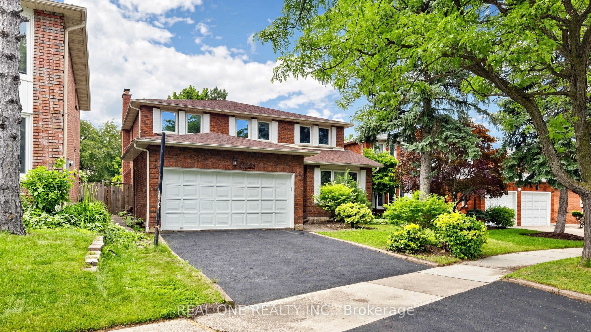 2027 Roy Ivor Crescent photo 1