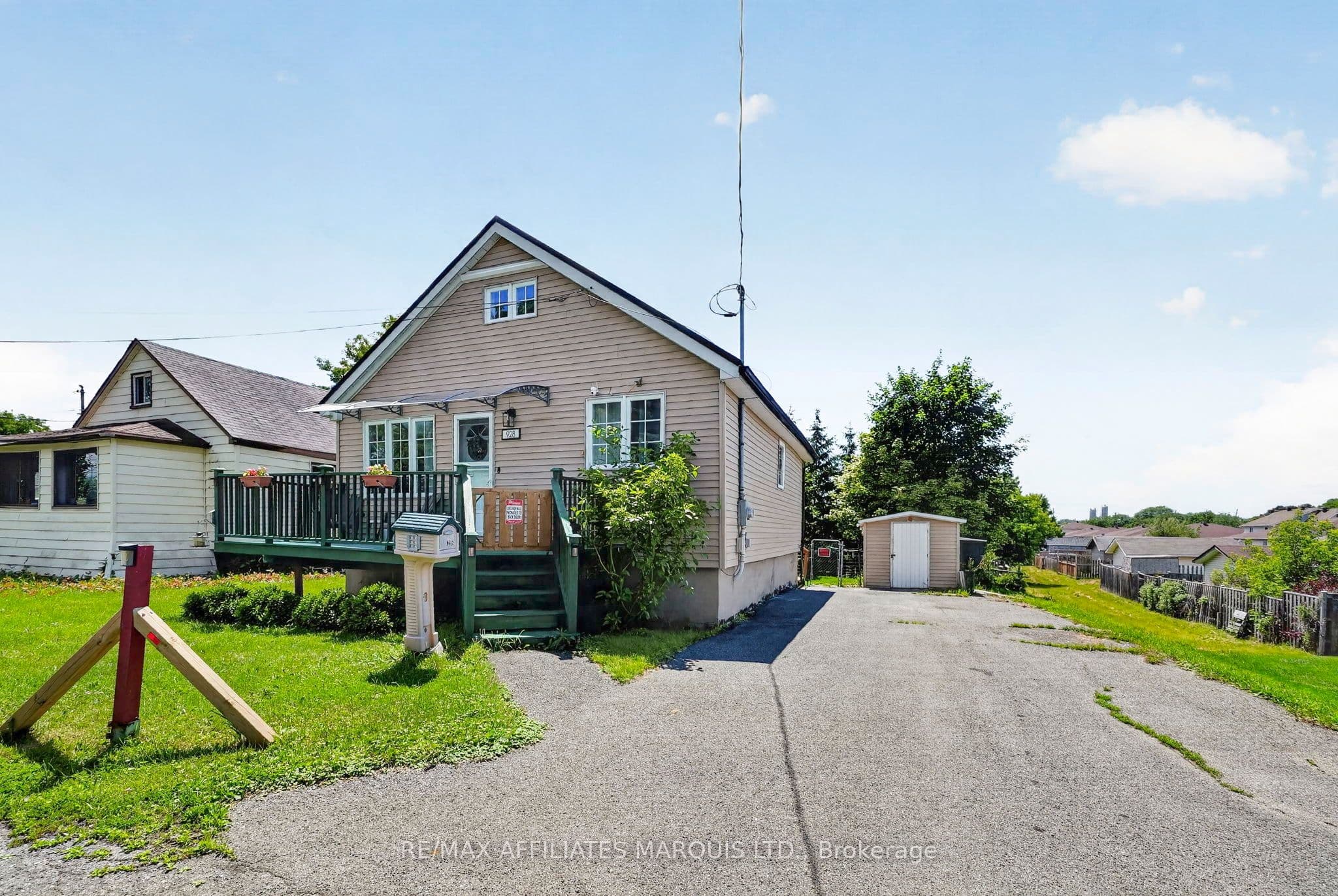 928 Pacific Lane photo 1