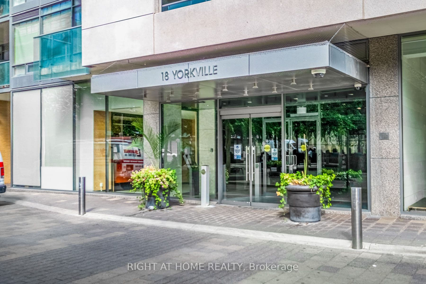 Unit 305 18 Yorkville Avenue photo 1