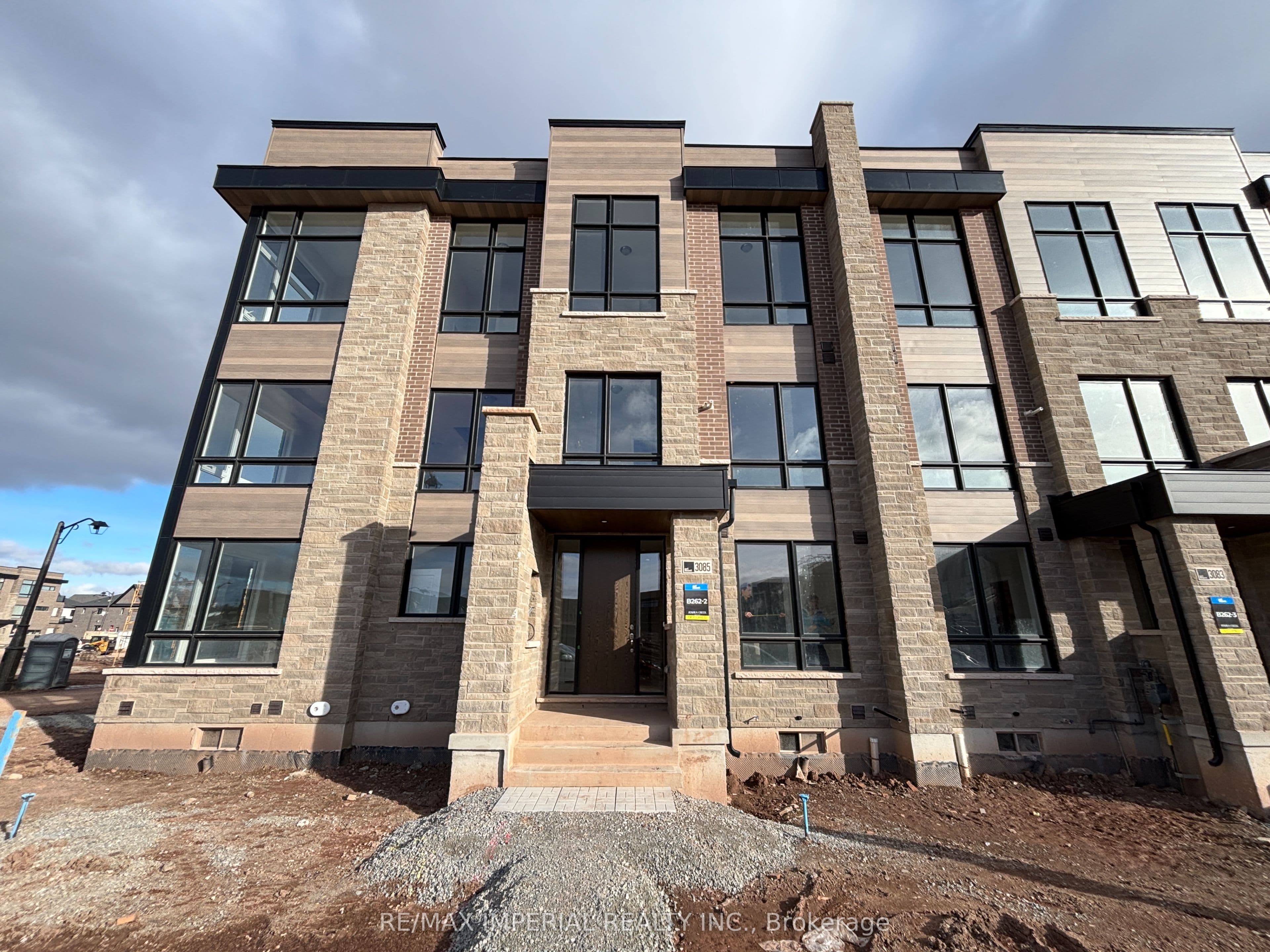 3085 Welsman Gardens photo 1