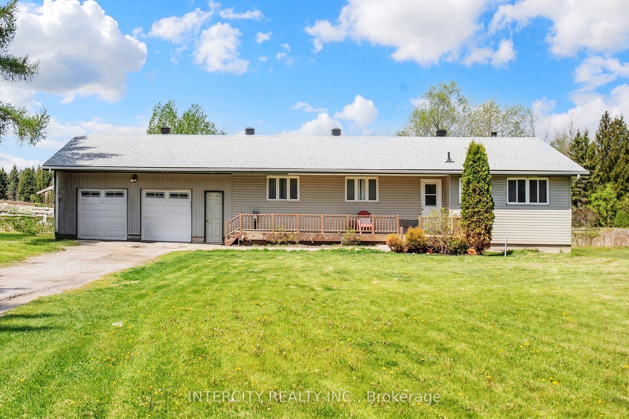 2076 15th Side Road photo 1