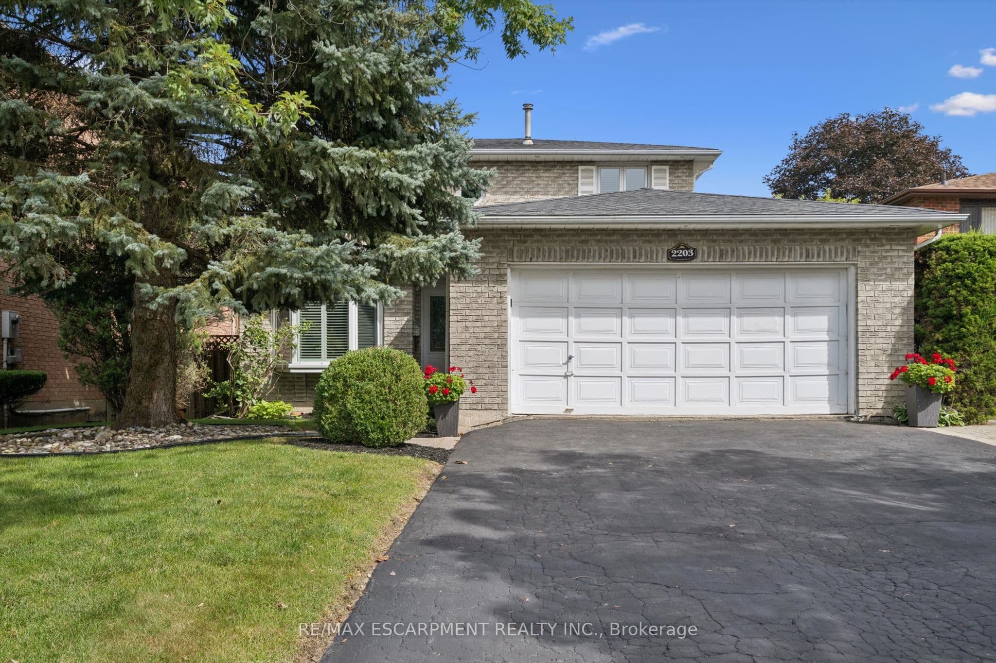 2203 Robin Drive photo 1