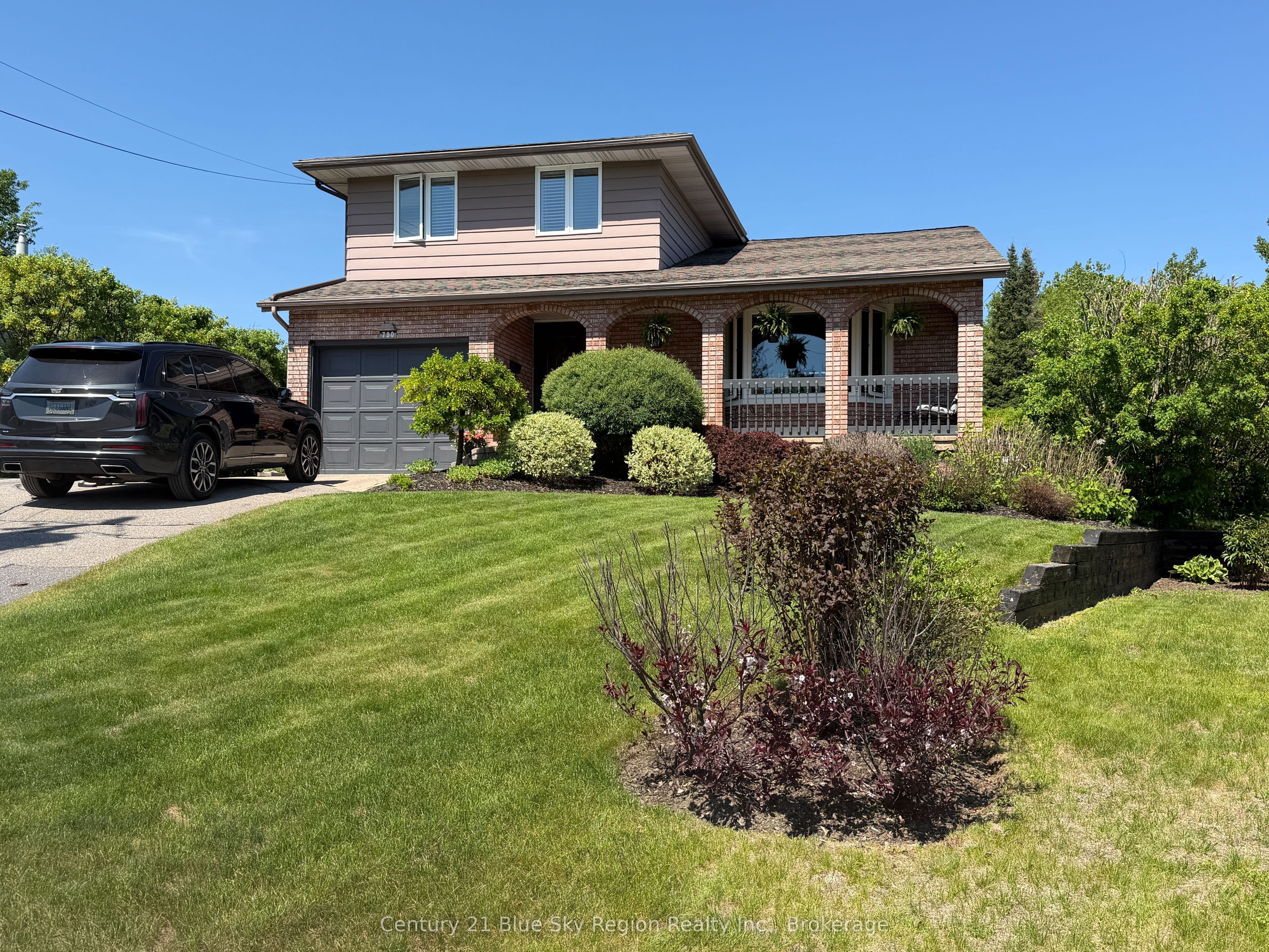 790 LAURENTIAN Avenue photo 1