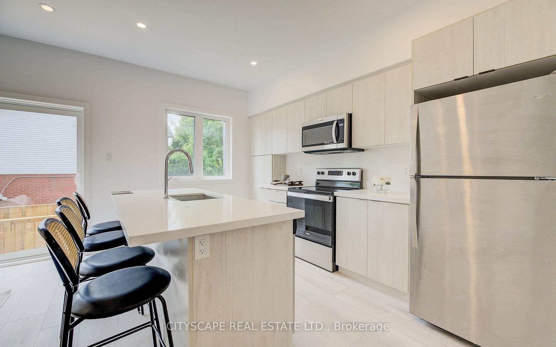 Unit 13 416 Dundas Street photo 1