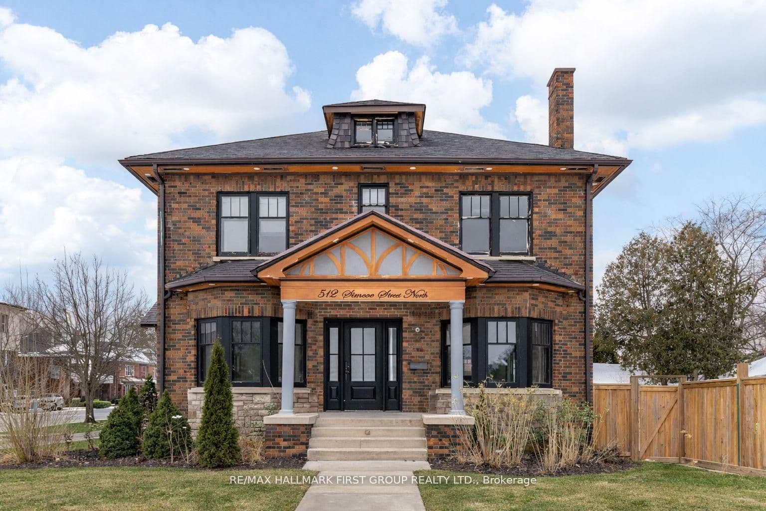512 Simcoe Street photo 1