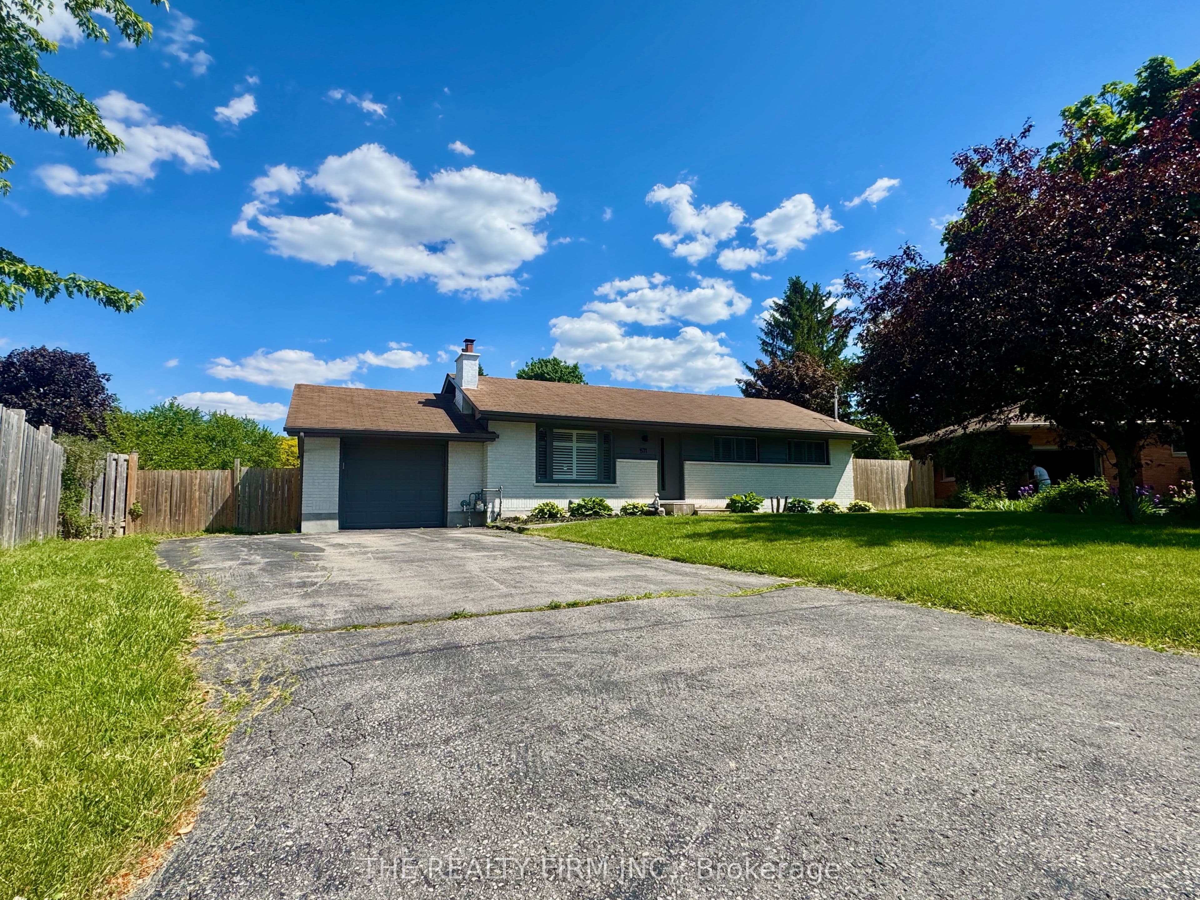 571 Everglade Crescent photo 1