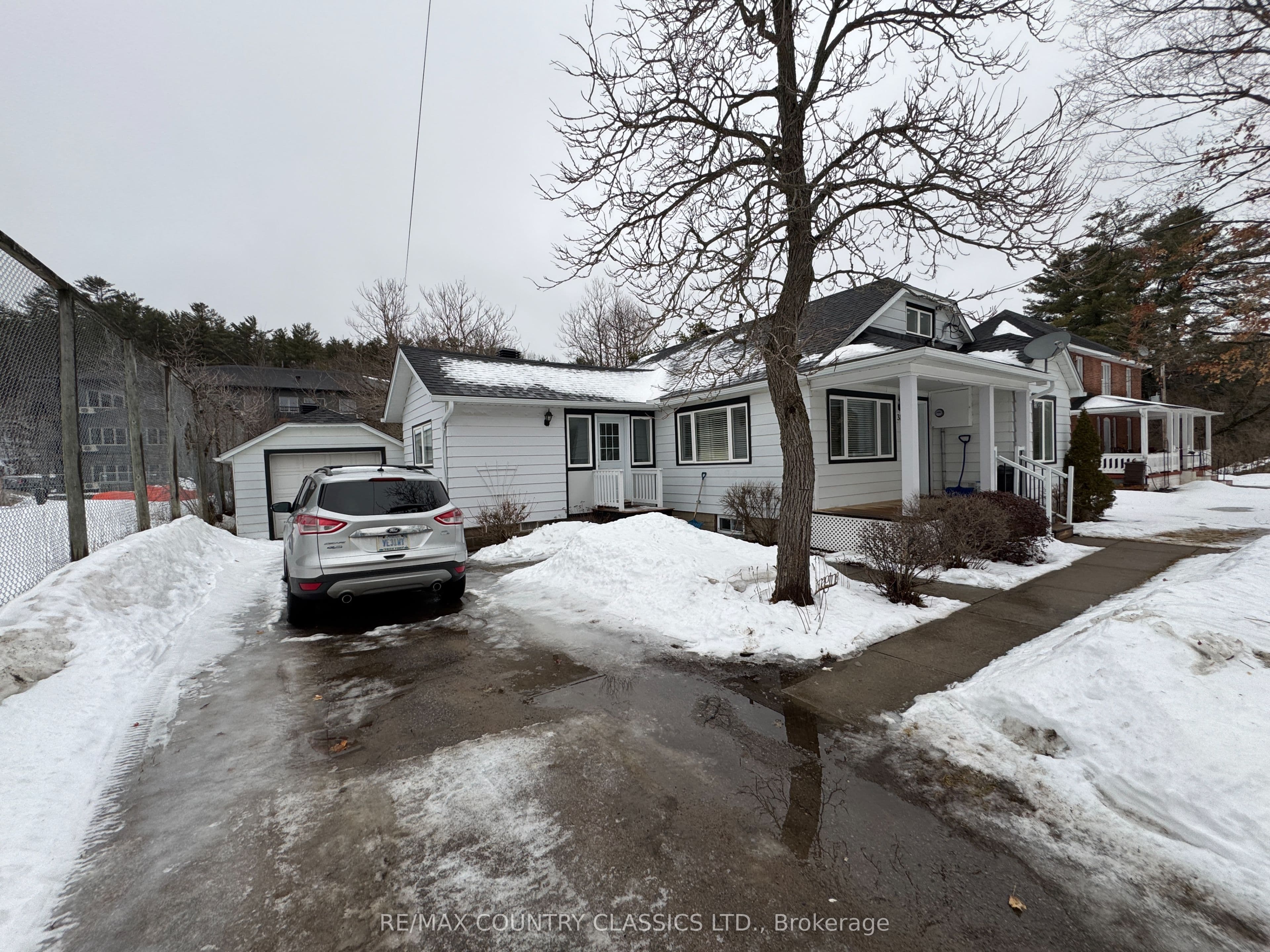 38 Flint Avenue photo 1