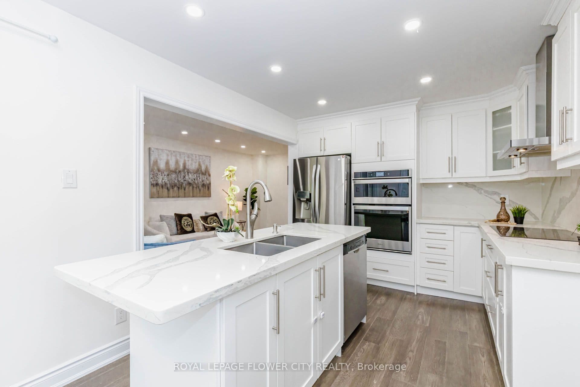 1530 Somergrove Crescent photo 1