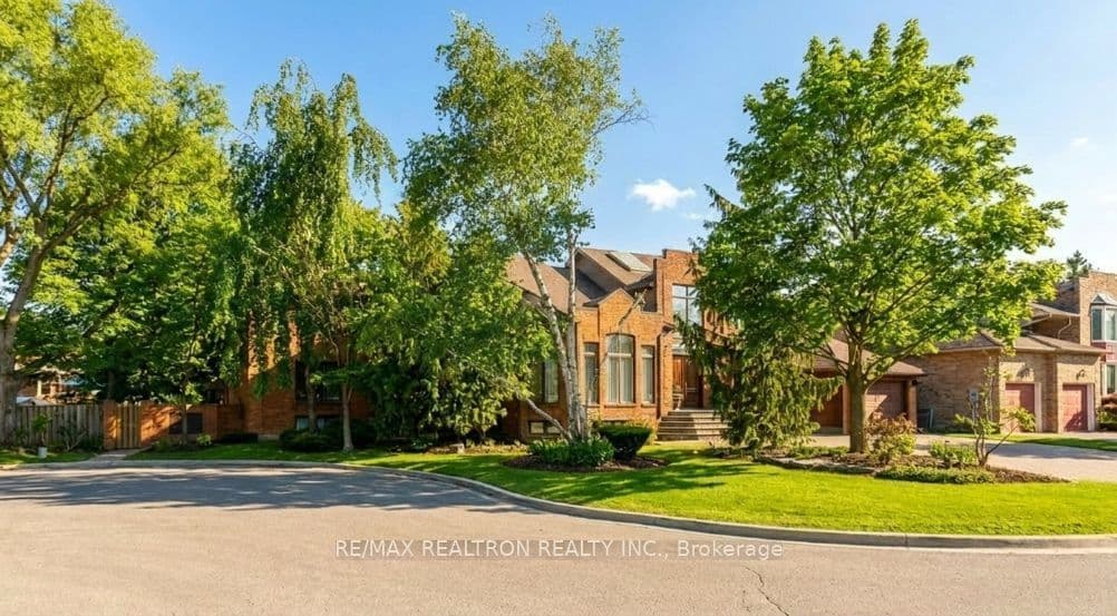 15 Sunforest Court photo 1