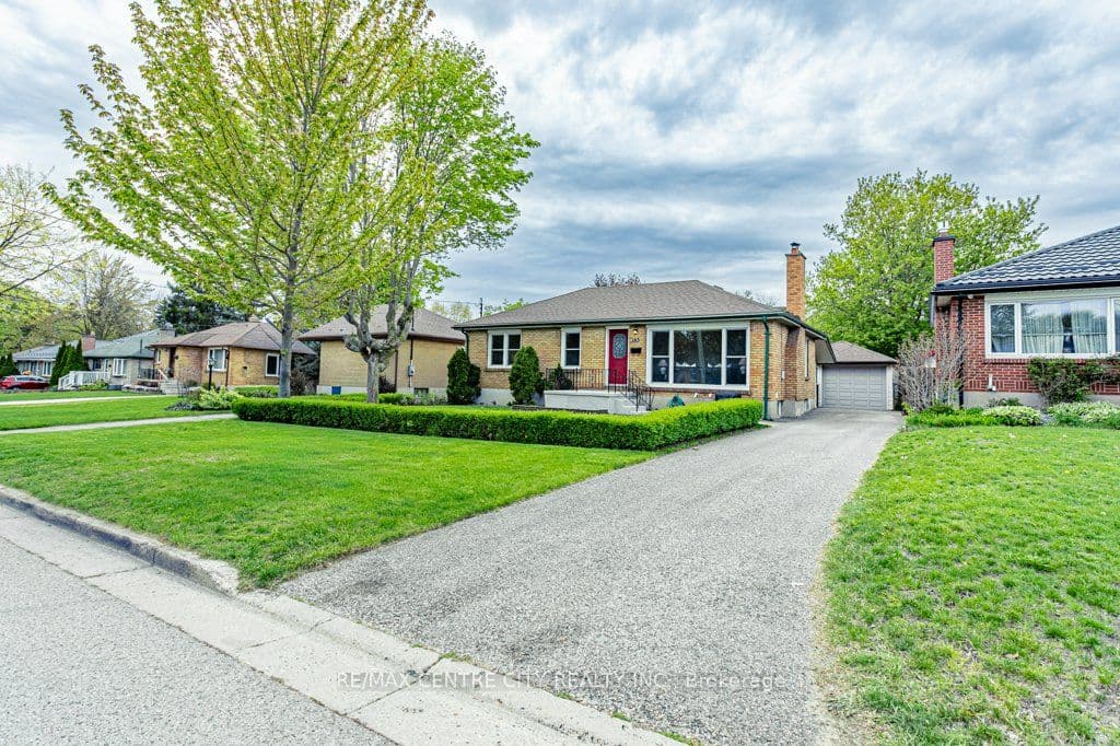165 Ellsworth Crescent photo 1