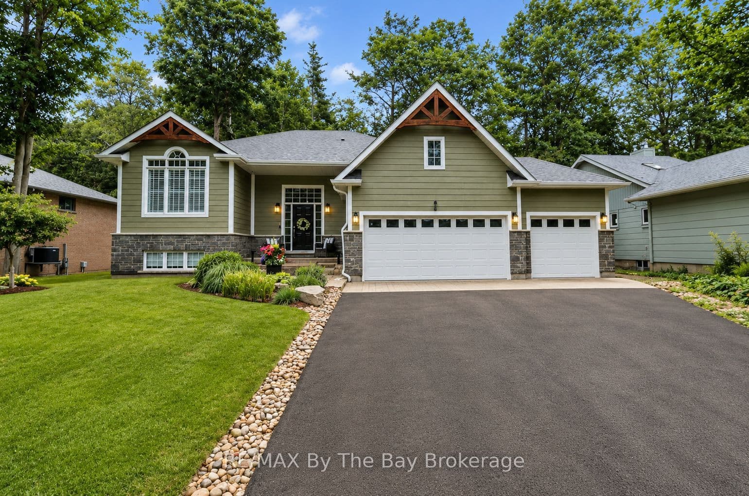 7 Downer Crescent photo 1