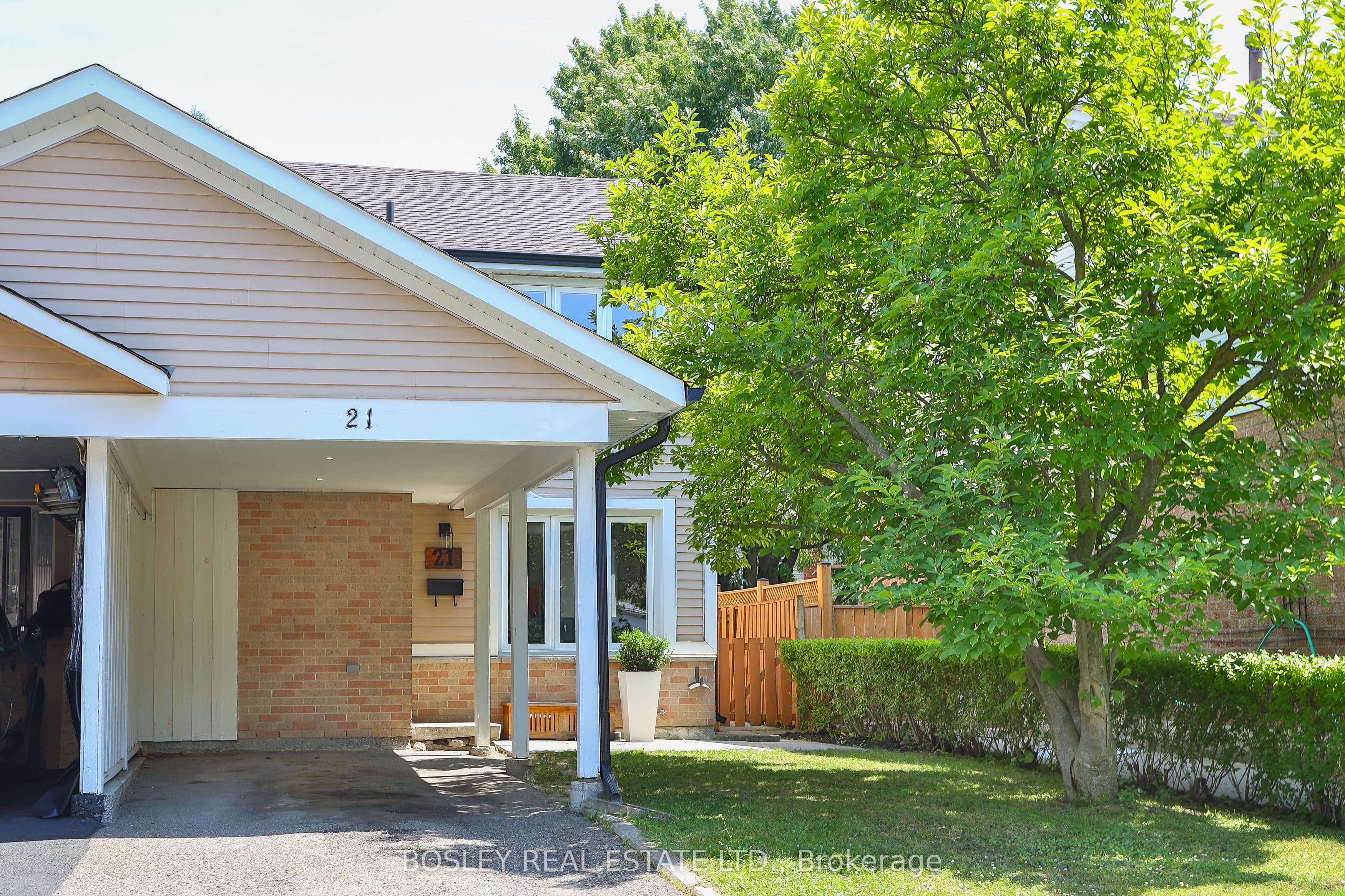 21 Courtleigh Square photo 1