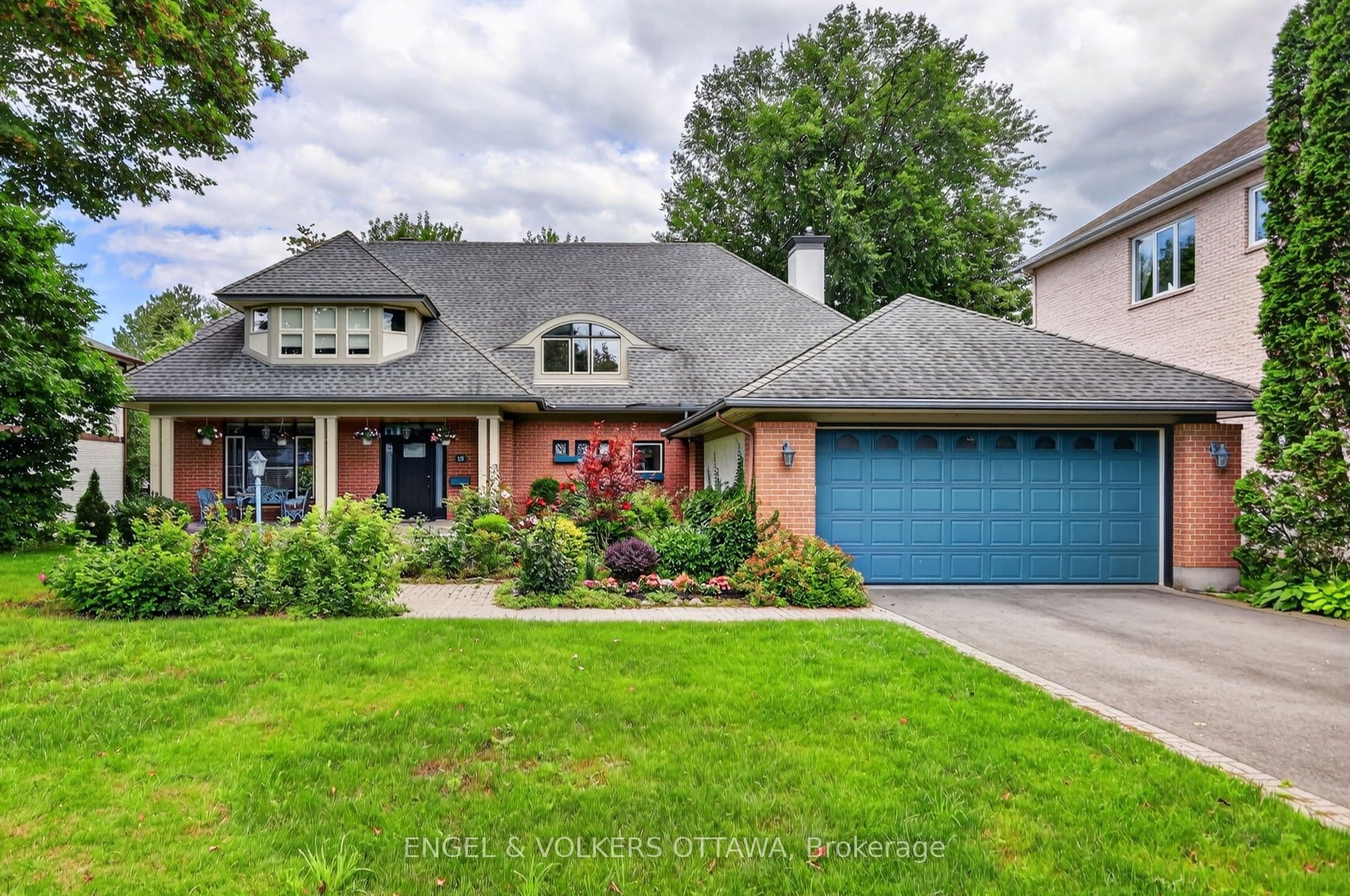 13 Chinook Crescent photo 1