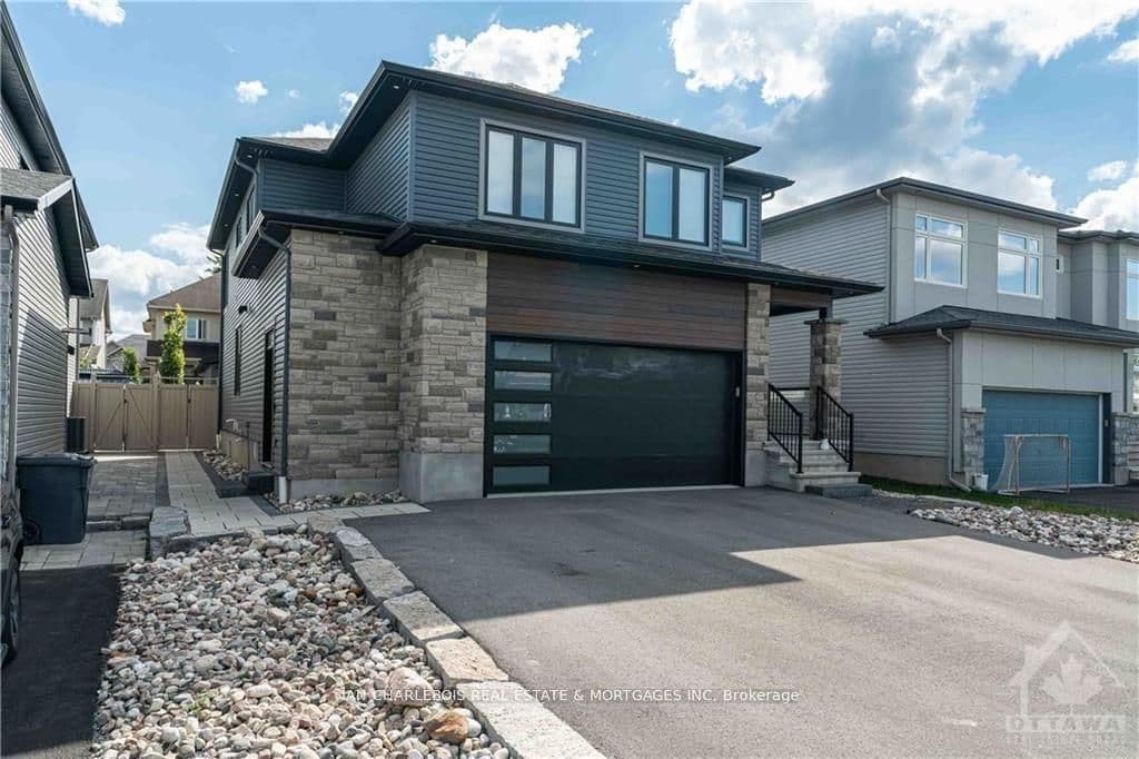 Unit C 846 ROCKSON Crescent photo 1