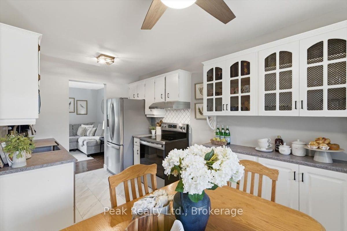 1673 Applewood Crescent photo 1