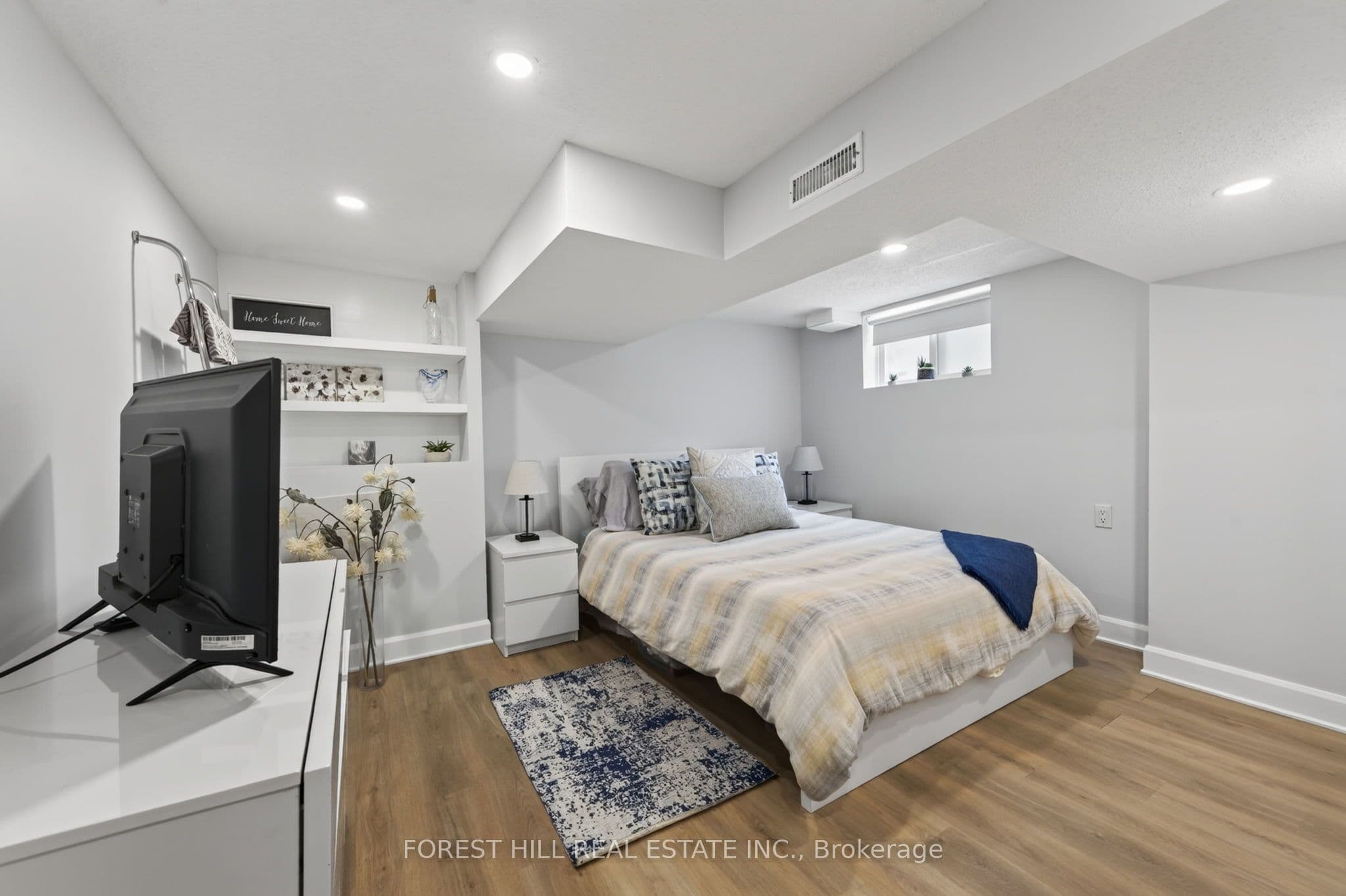 1040 Woodbine Avenue photo 1
