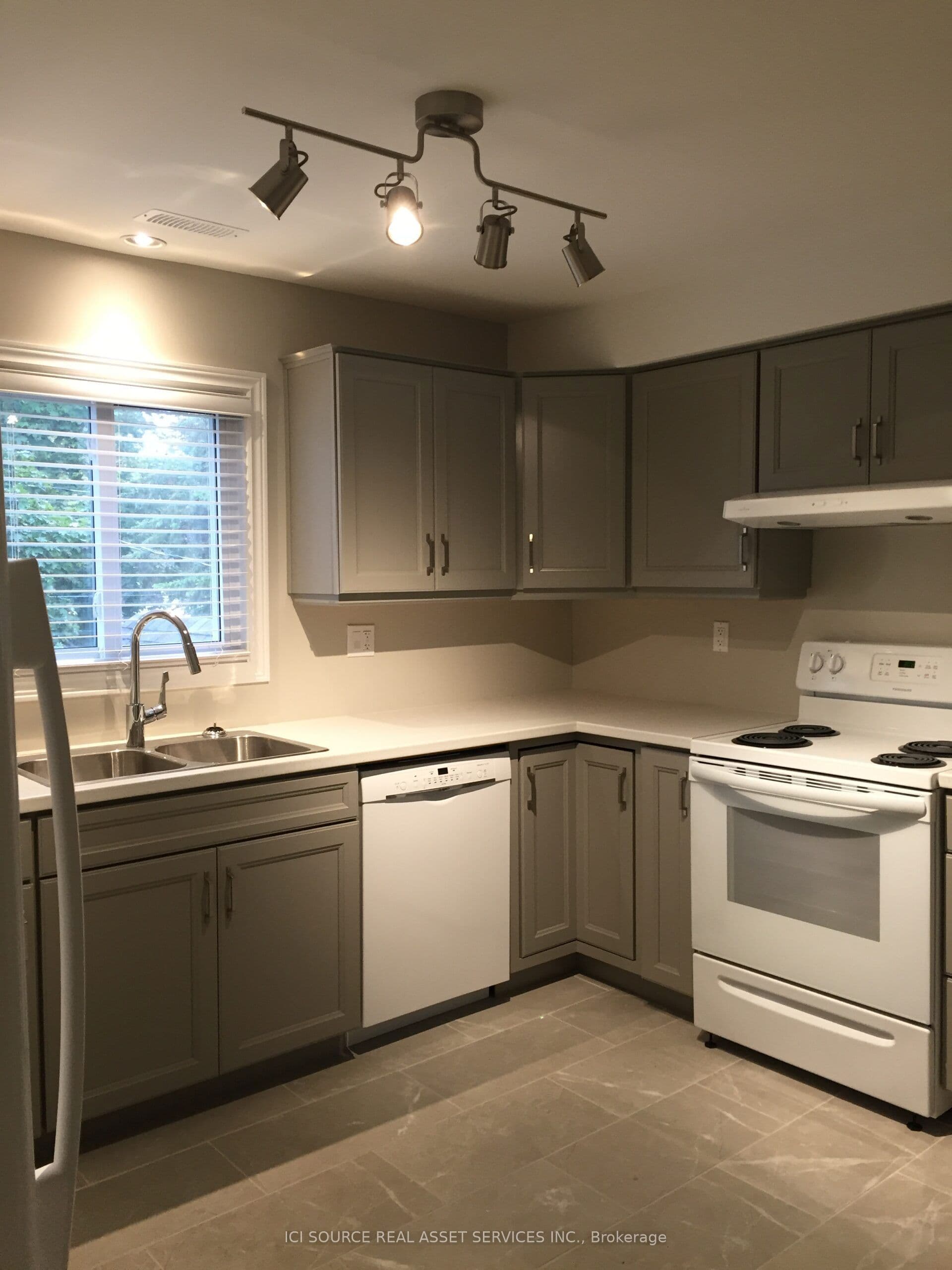 692 Lincoln Road photo 1