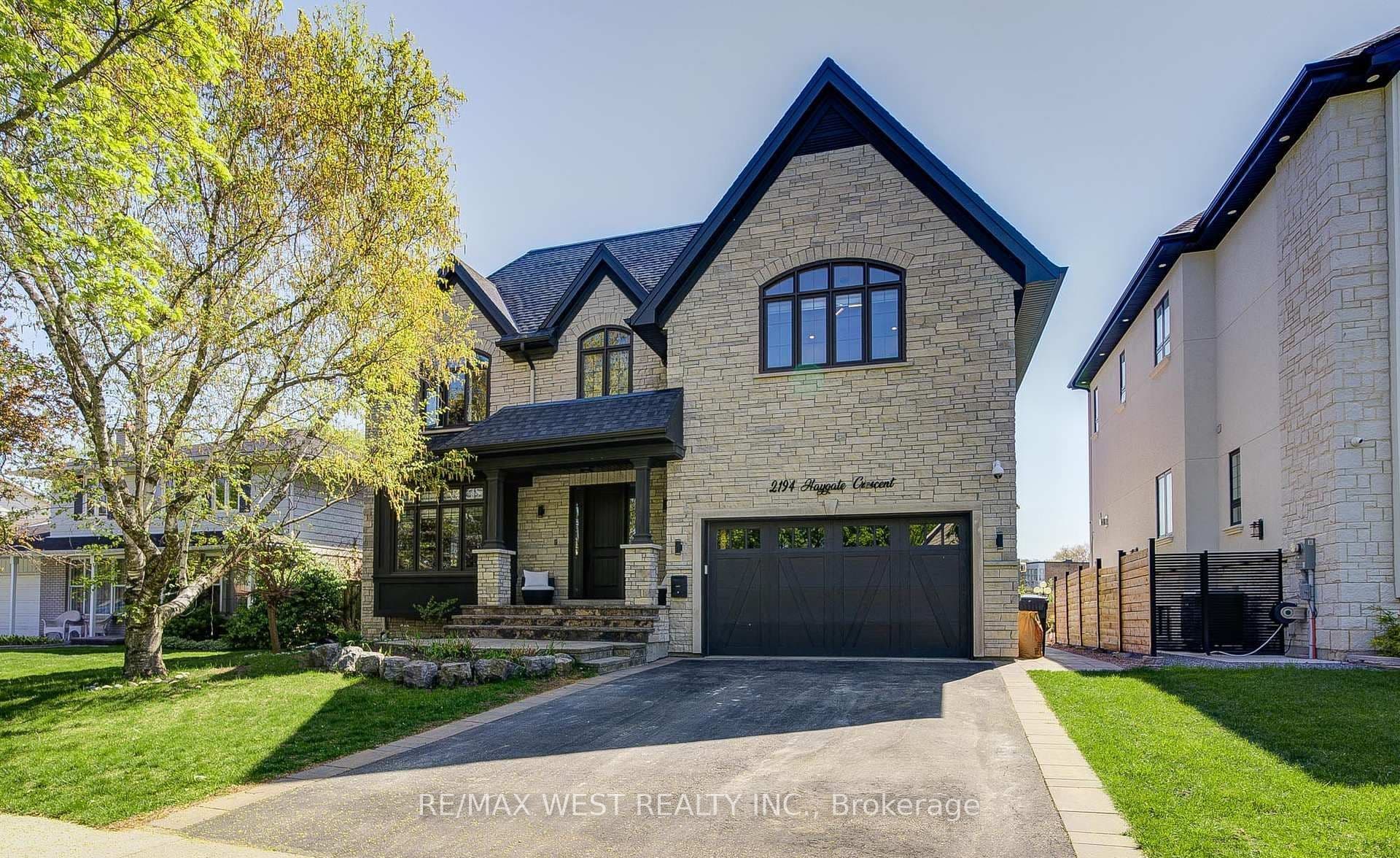 2194 Haygate Crescent photo 1