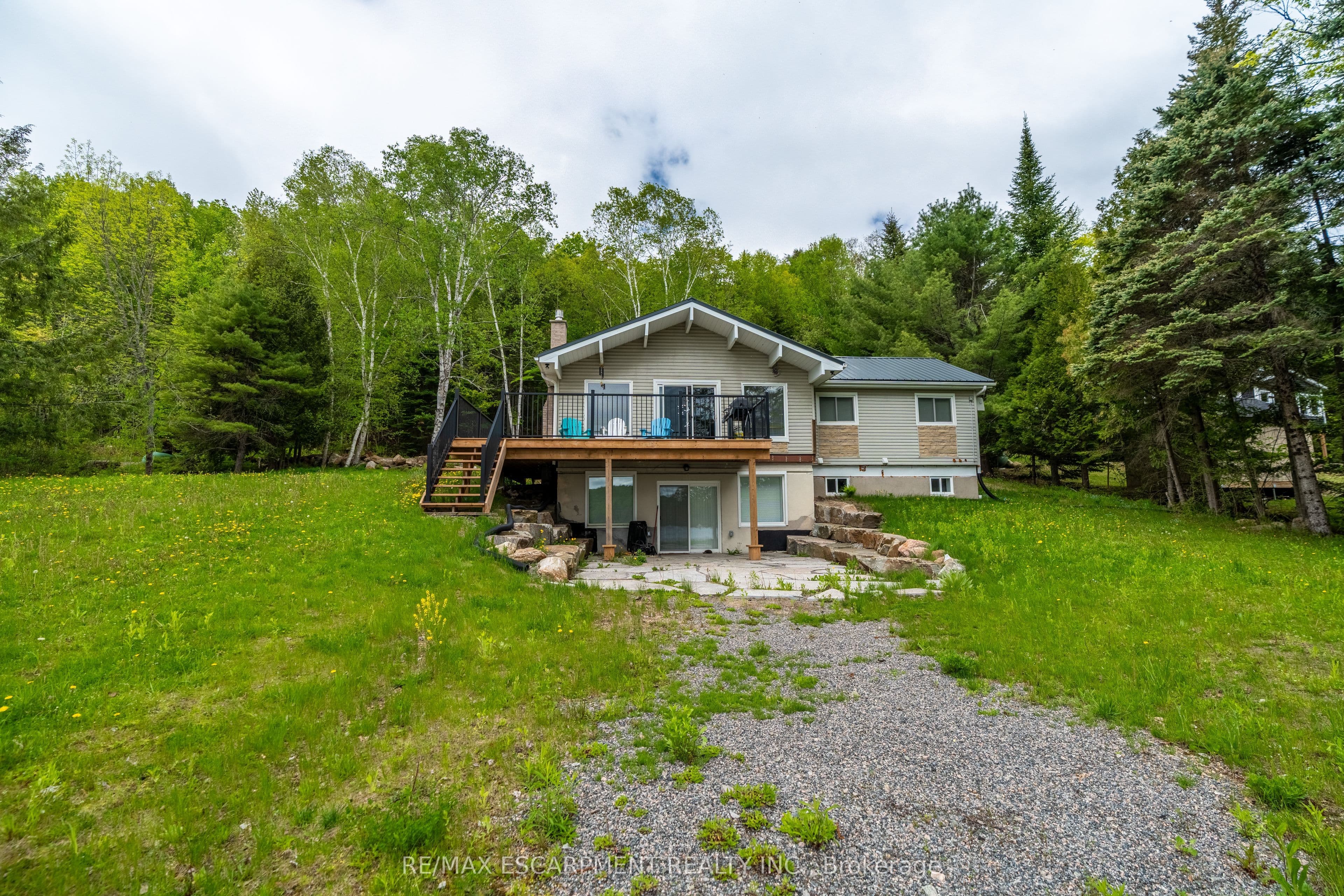 1056 Inawendawin Road photo 1