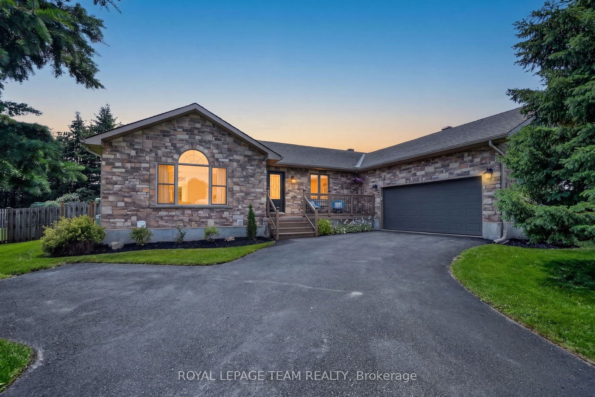 1550 Stanleyfield Crescent photo 1
