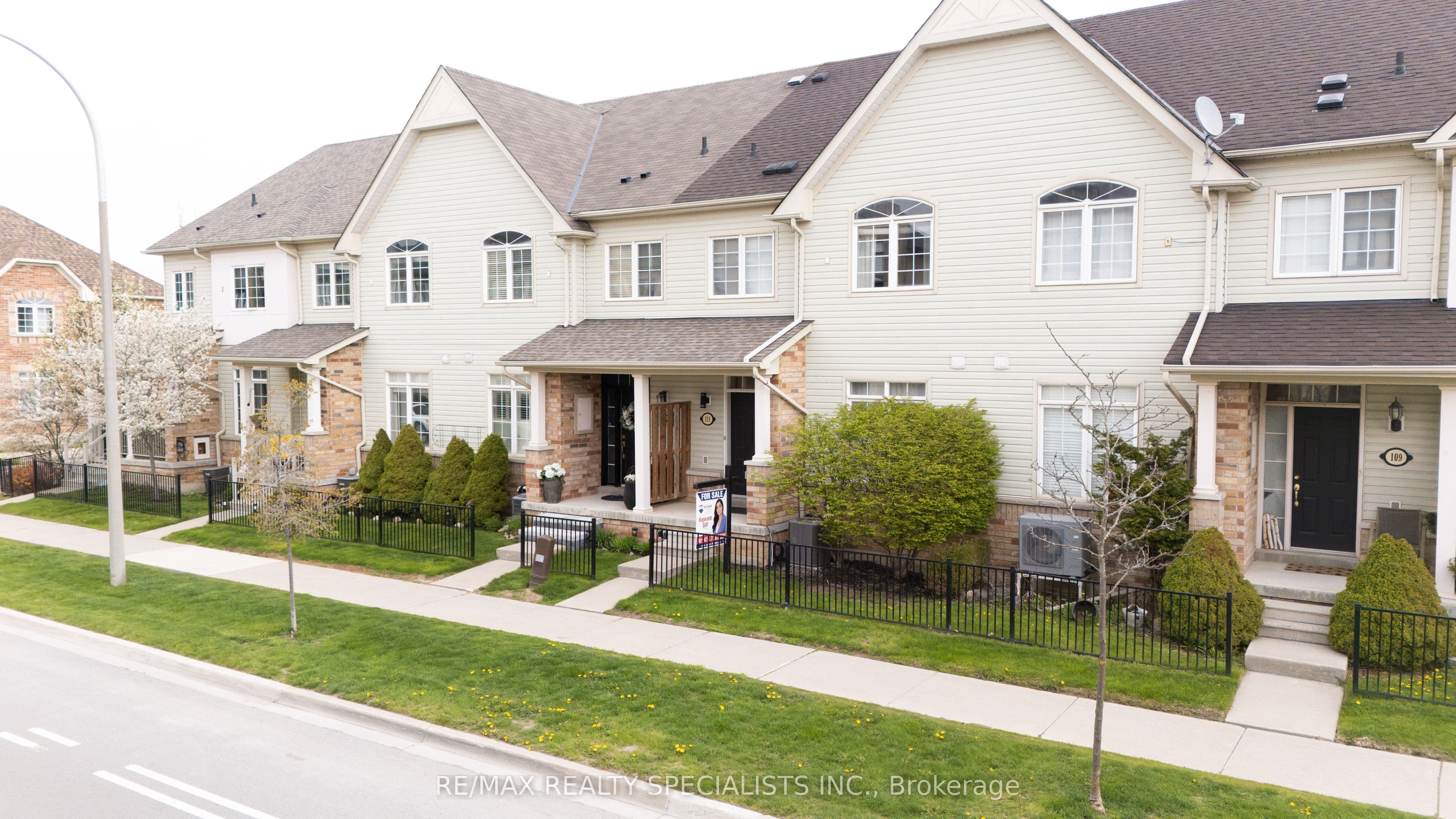 111 Civic Centre Drive photo 1