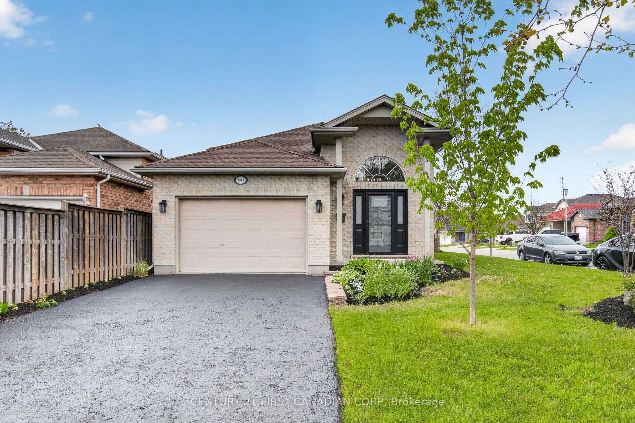 1379 Aspenridge Crescent photo 1