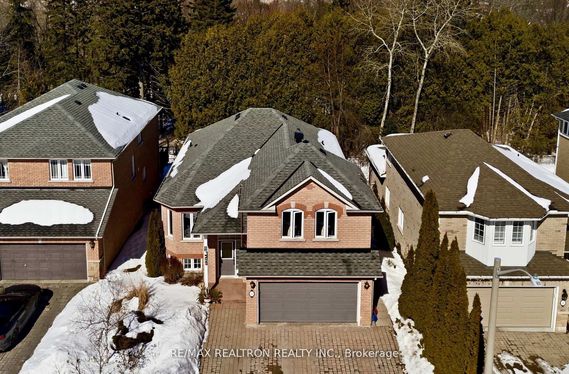 28 Headwater Crescent photo 1