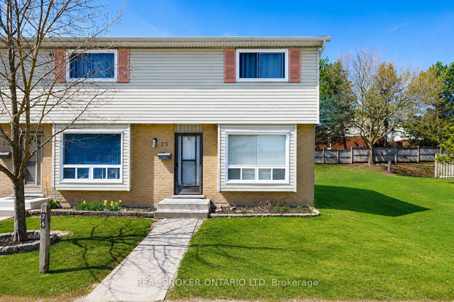Unit 25 475 Sandringham Crescent photo 1