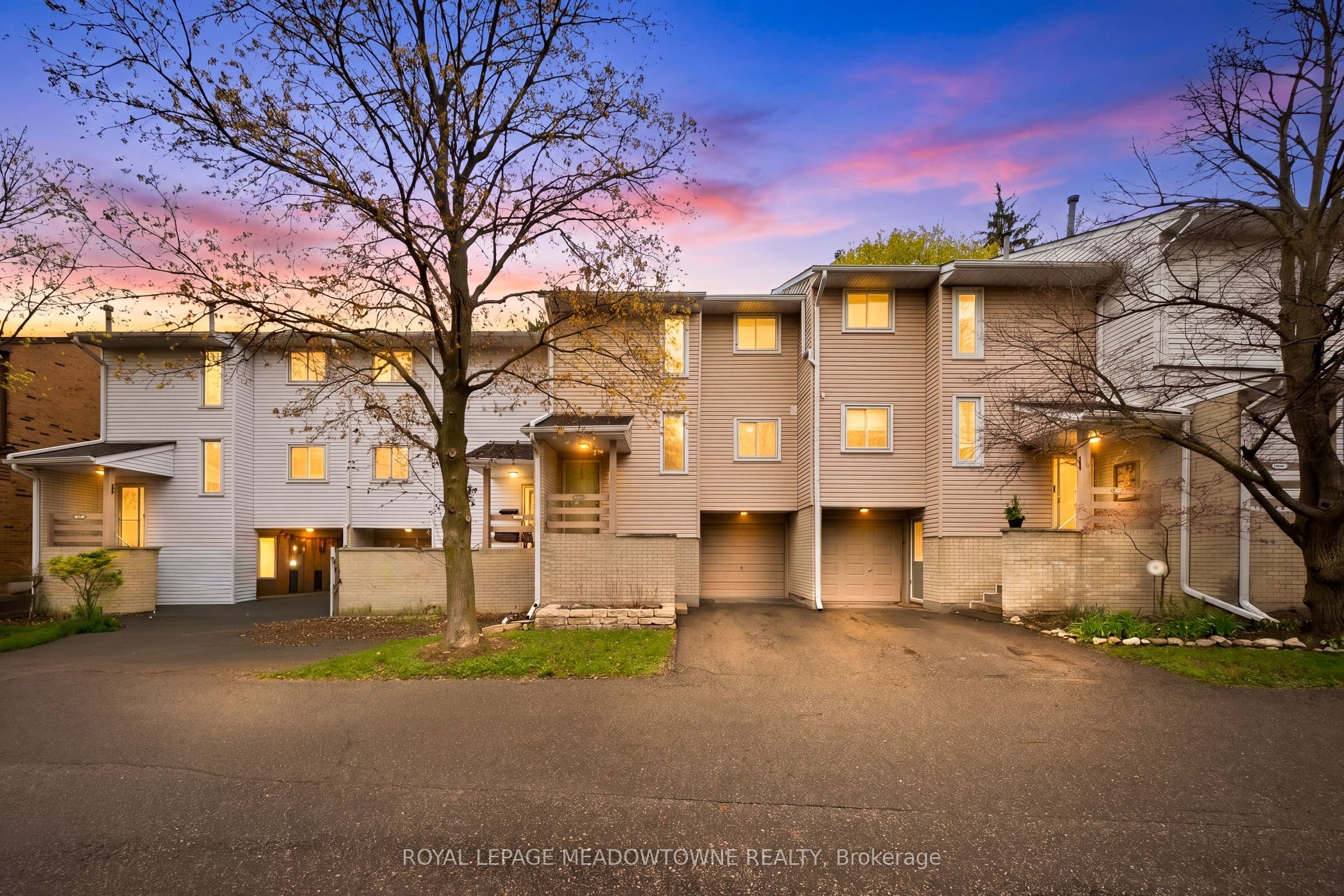 8 Lynden Circle photo 1