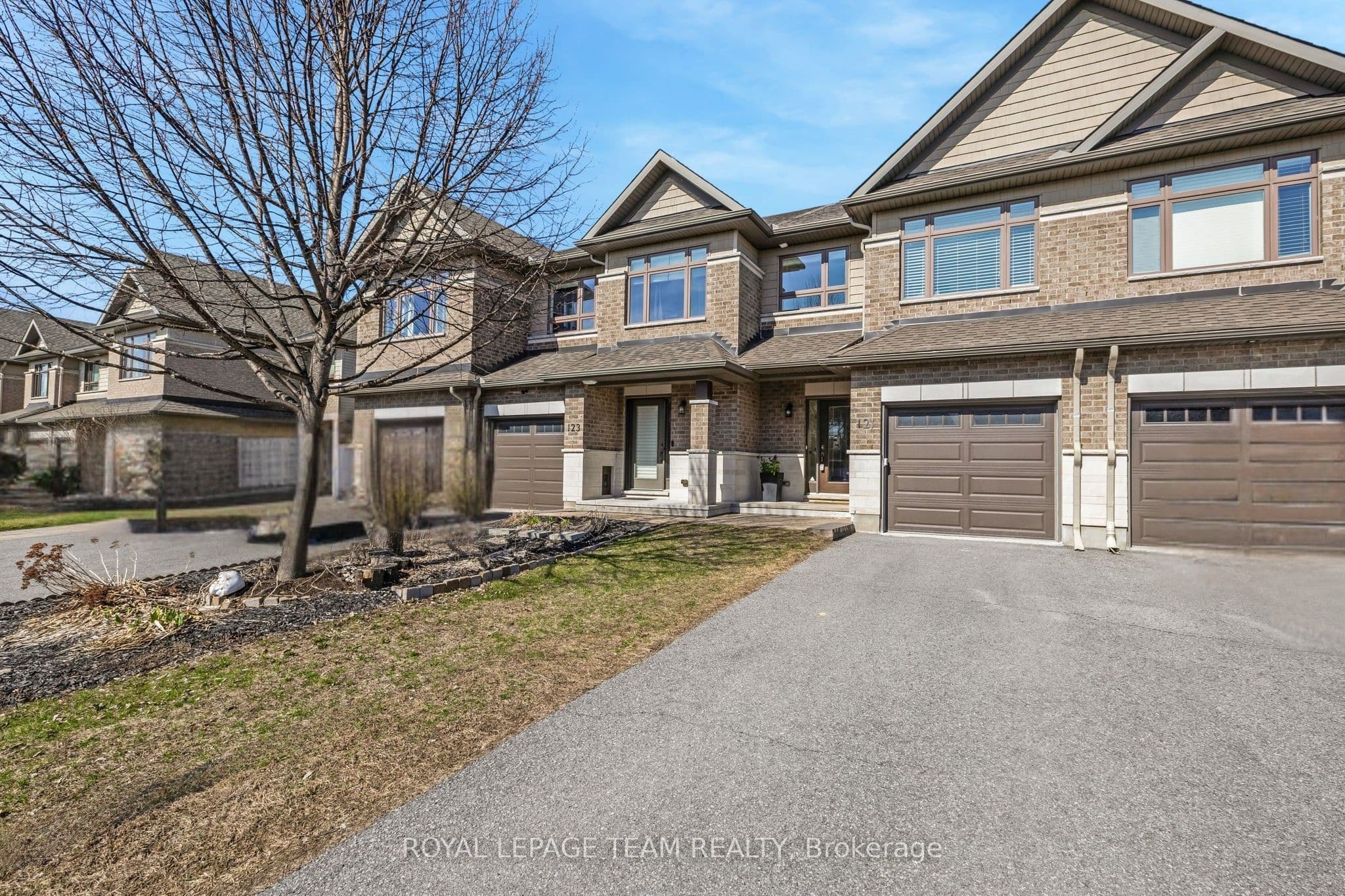 121 Woodhurst Crescent photo 1