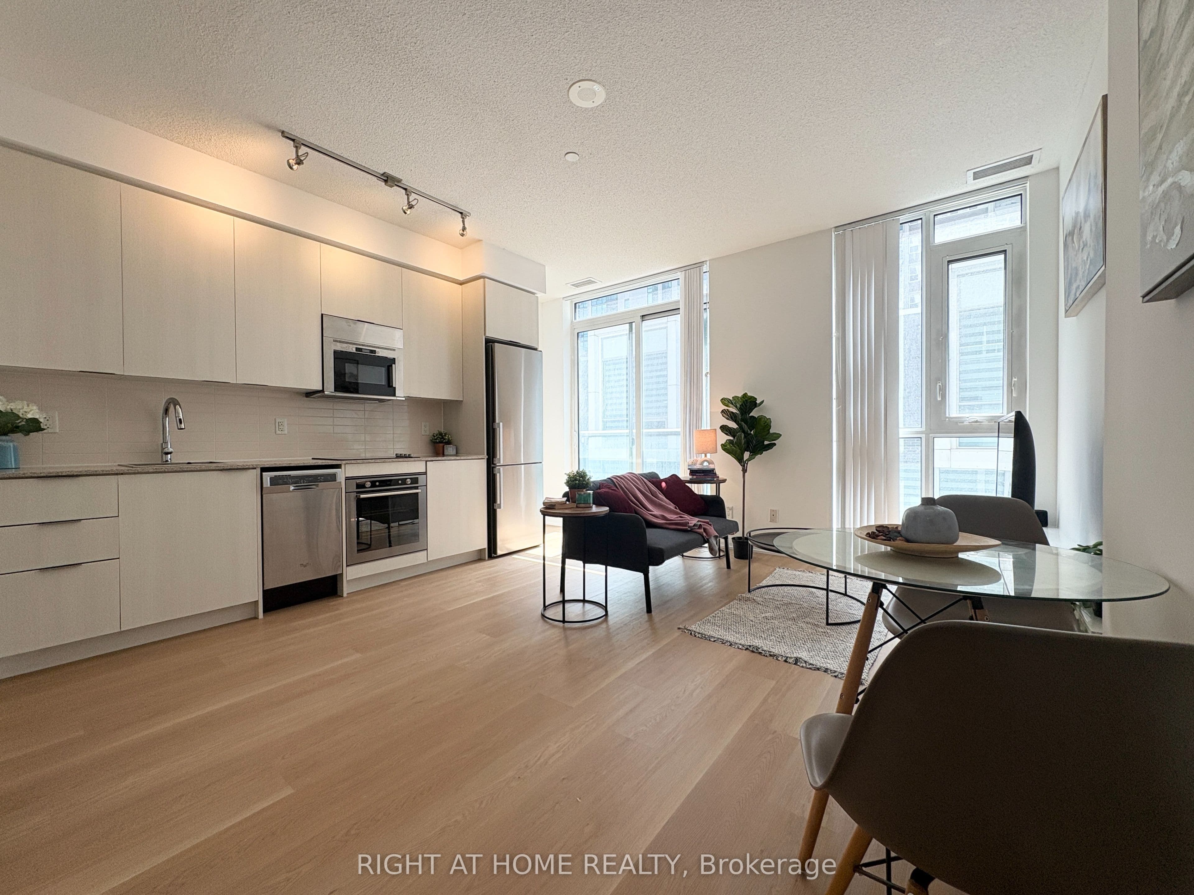 Unit 308 101 Erskine Avenue photo 1