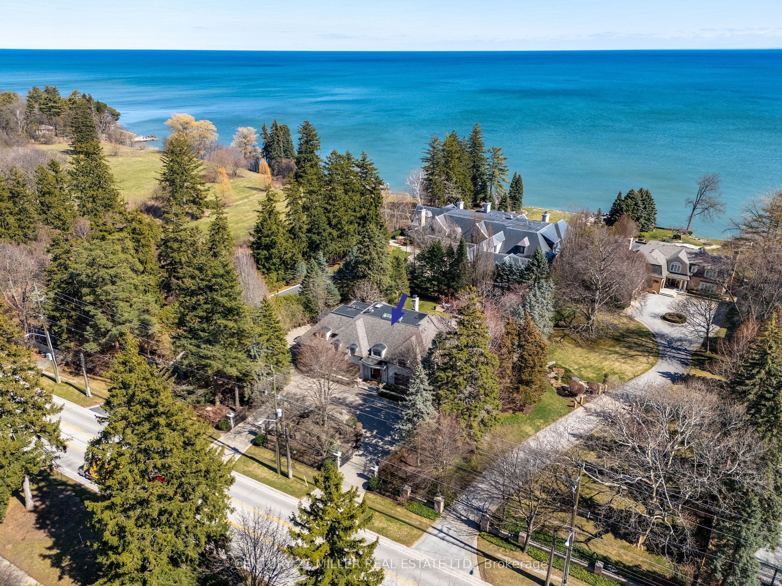 2096 Lakeshore Road photo 1