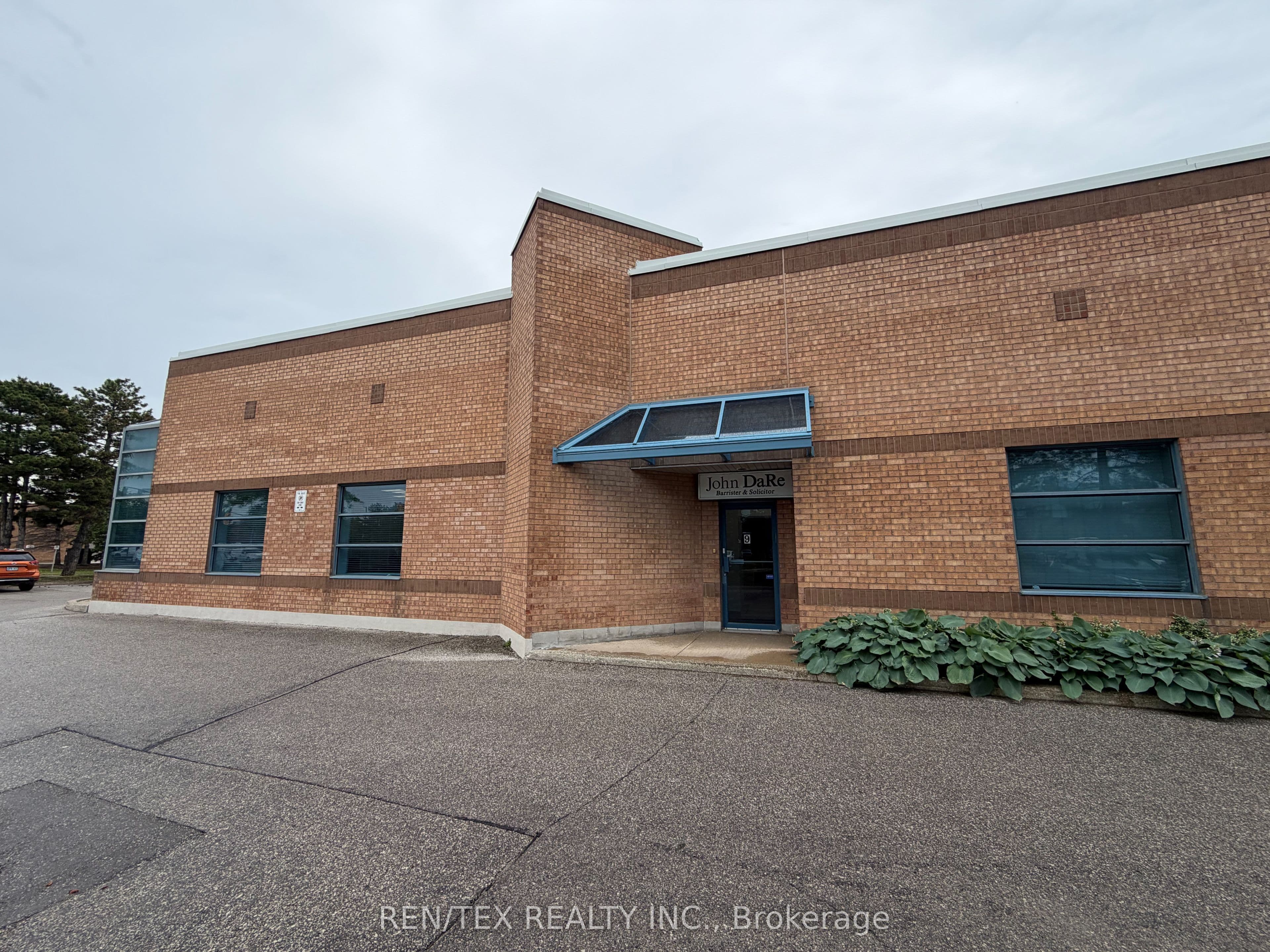 Unit 9 241 Applewood Crescent photo 1