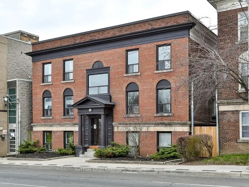Unit 18 915 St Clair Avenue photo 1