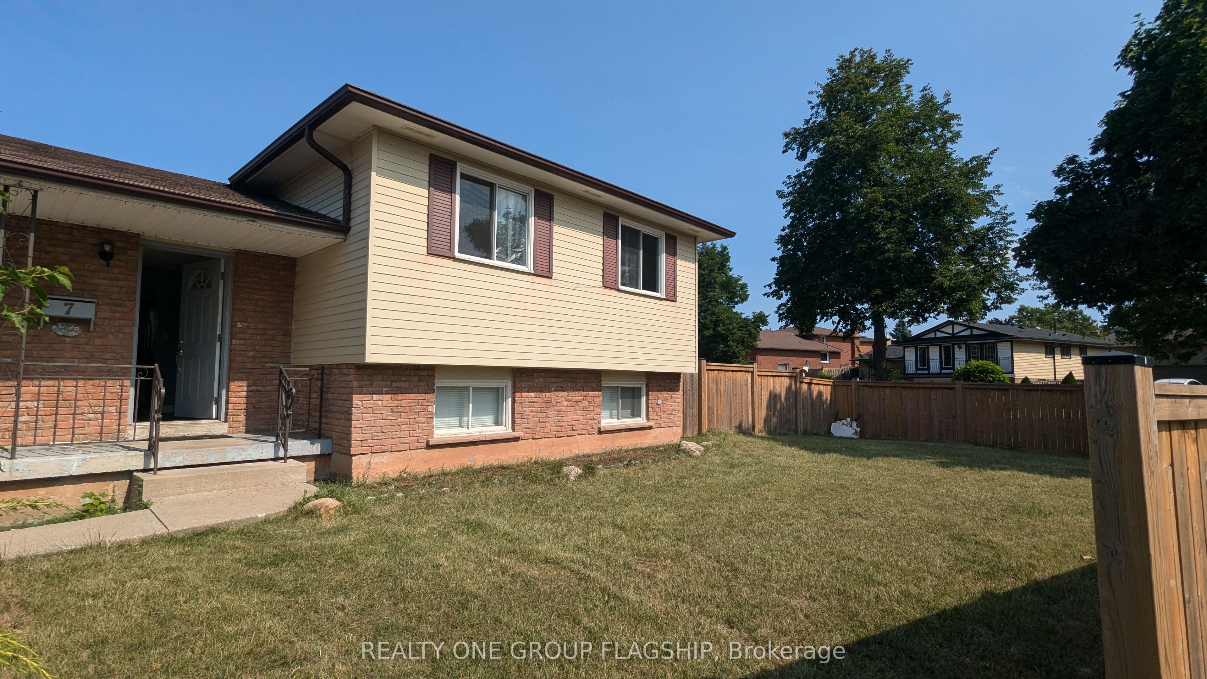 Unit Upper 7 Greening Avenue photo 1
