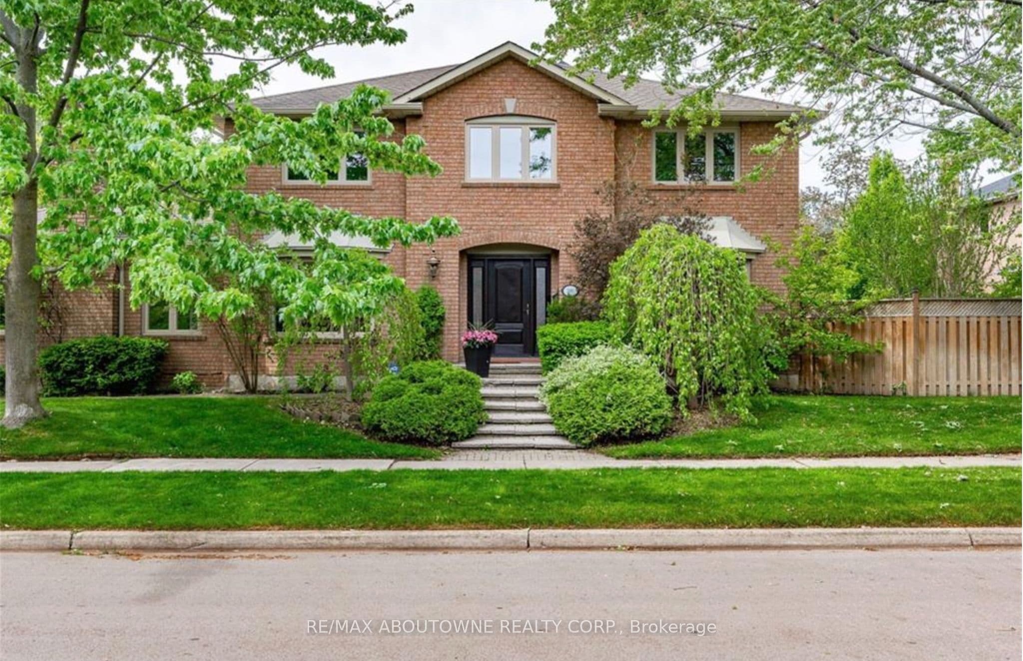500 Blenheim Crescent photo 1