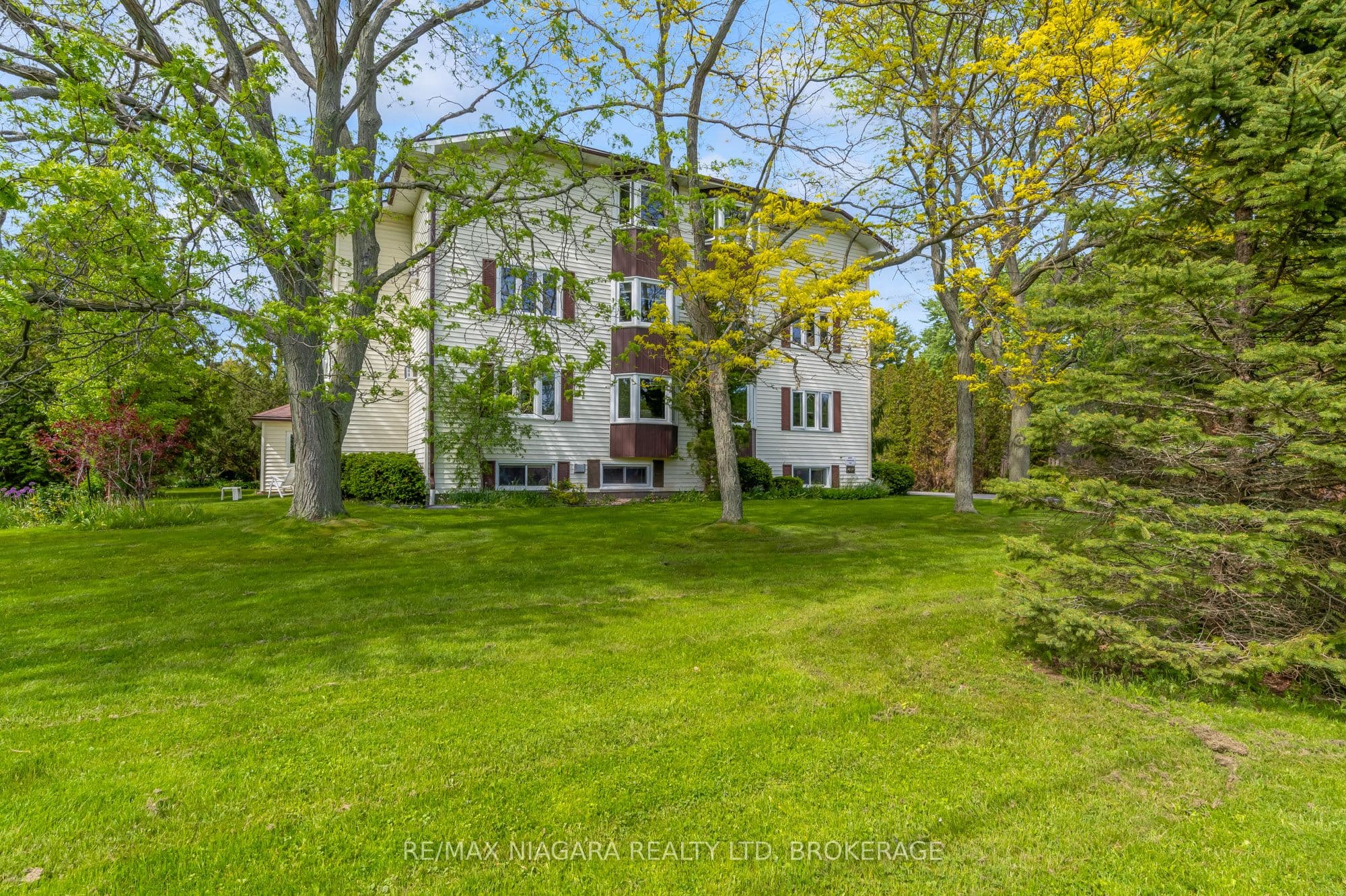 Unit 11 833 Foss Road photo 1