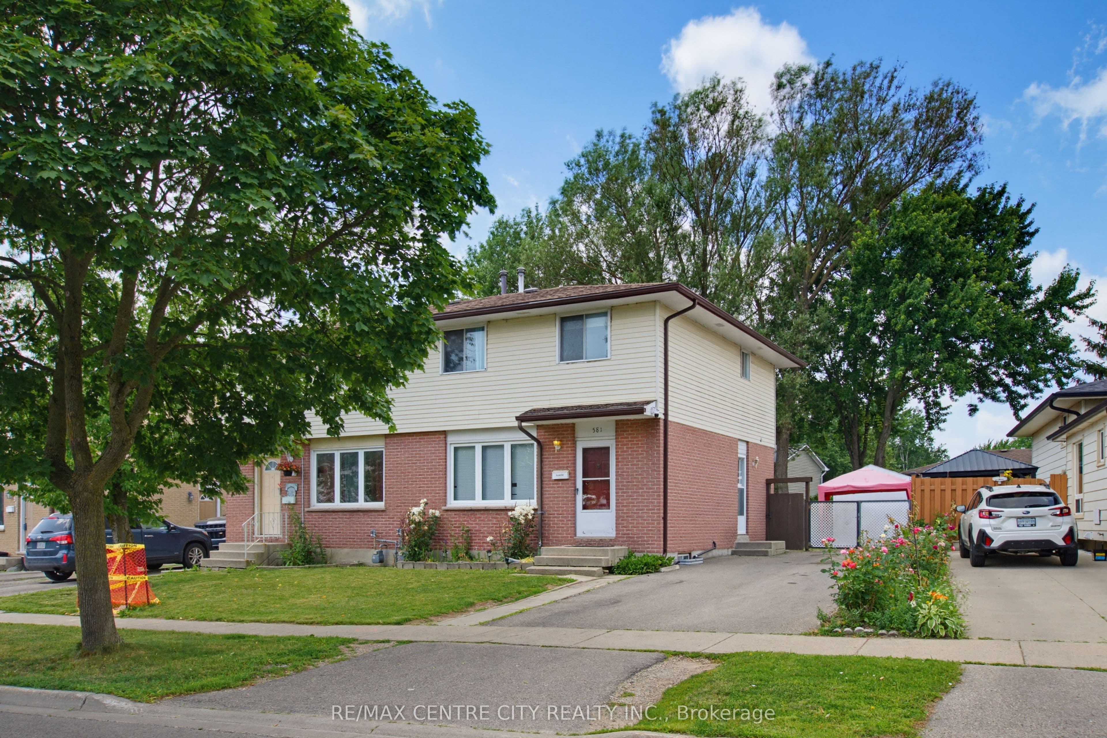 581 Deveron Crescent photo 1